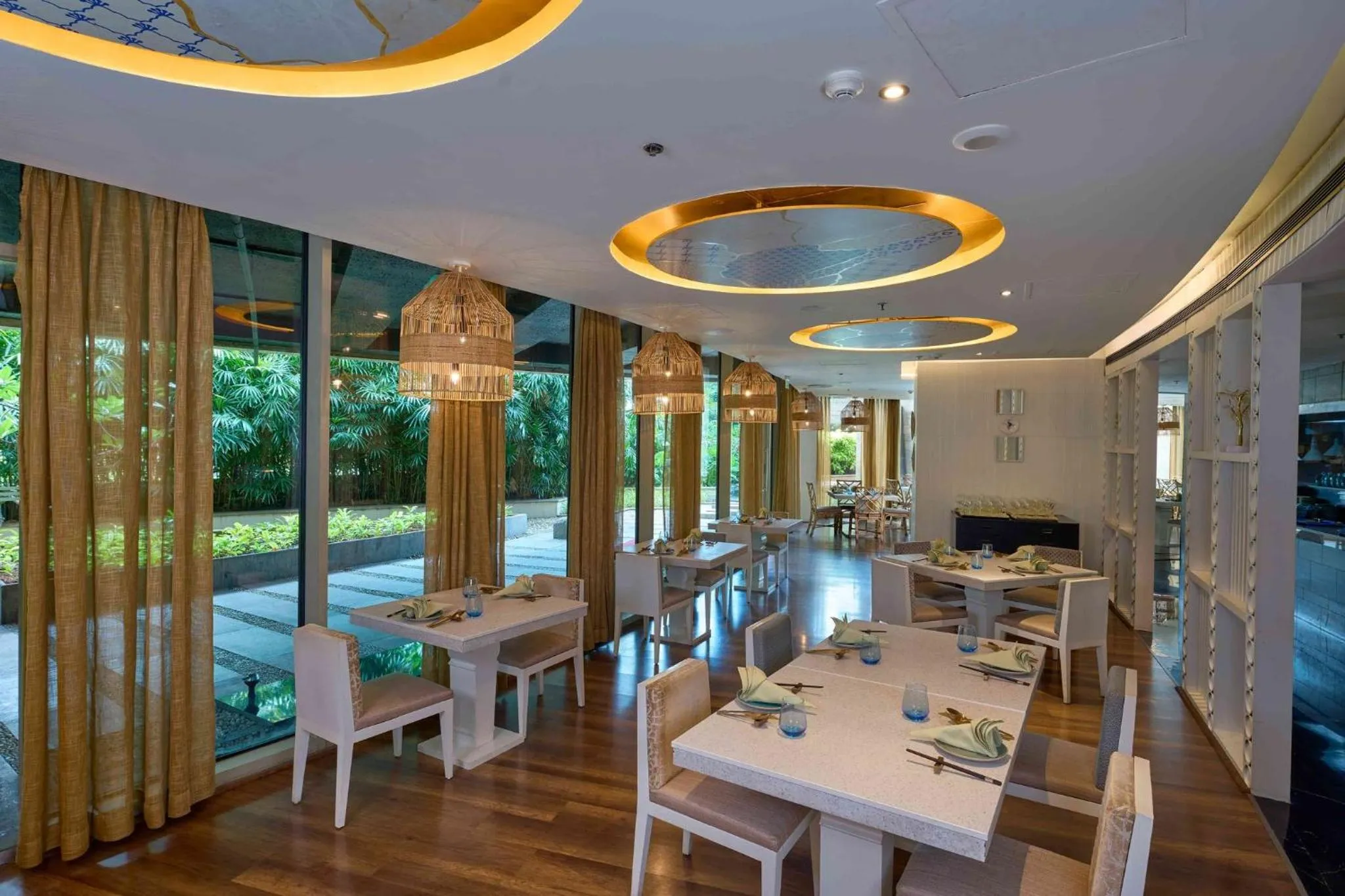 Restaurant/places to eat in Crowne Plaza Kochi by IHG