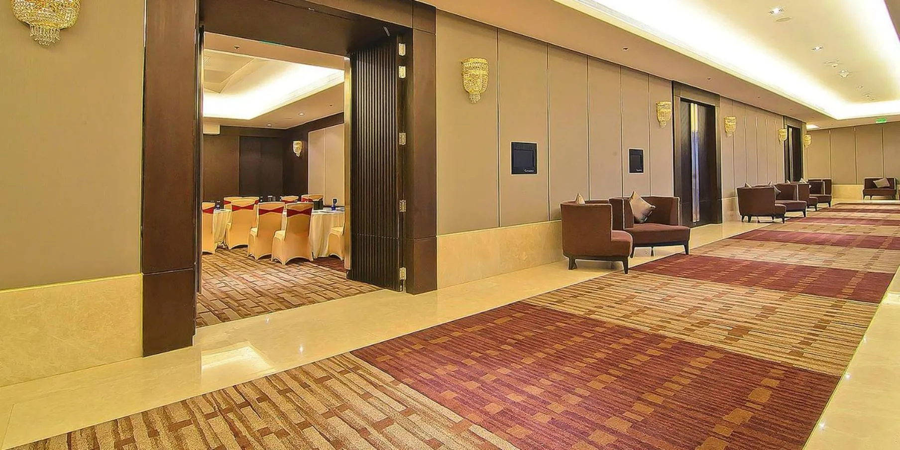 Meeting/conference room in Crowne Plaza Kochi by IHG