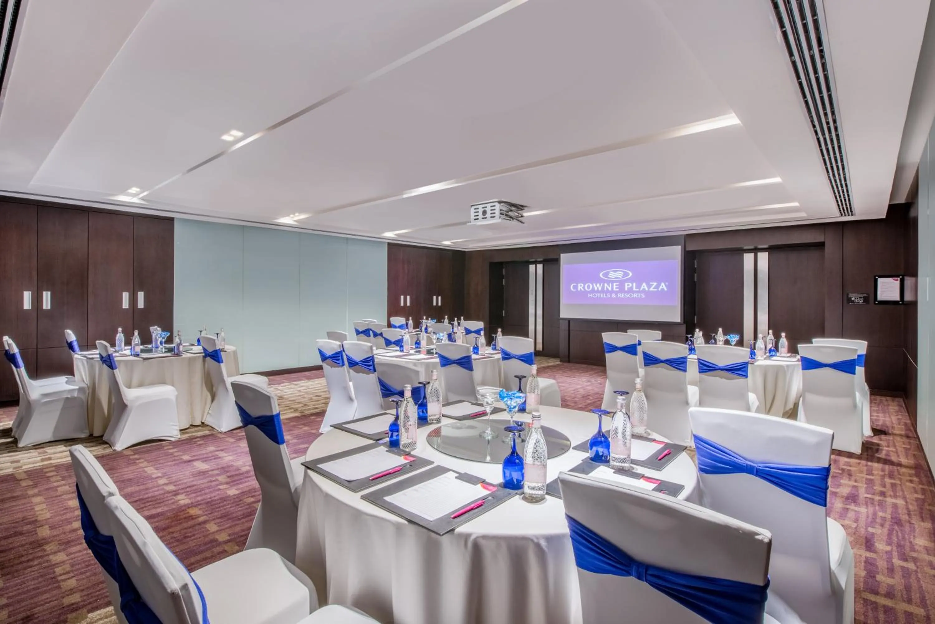 Meeting/conference room in Crowne Plaza Kochi by IHG