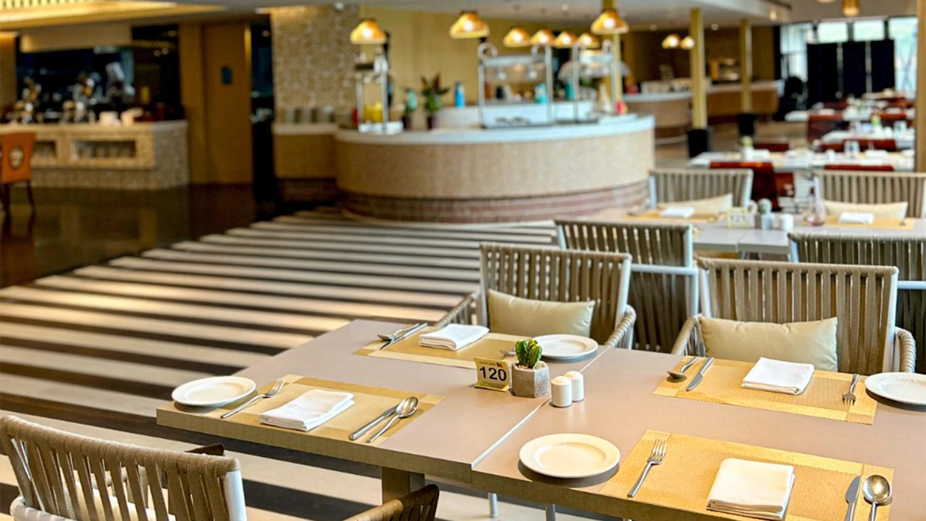 Restaurant/places to eat in Crowne Plaza Kochi by IHG