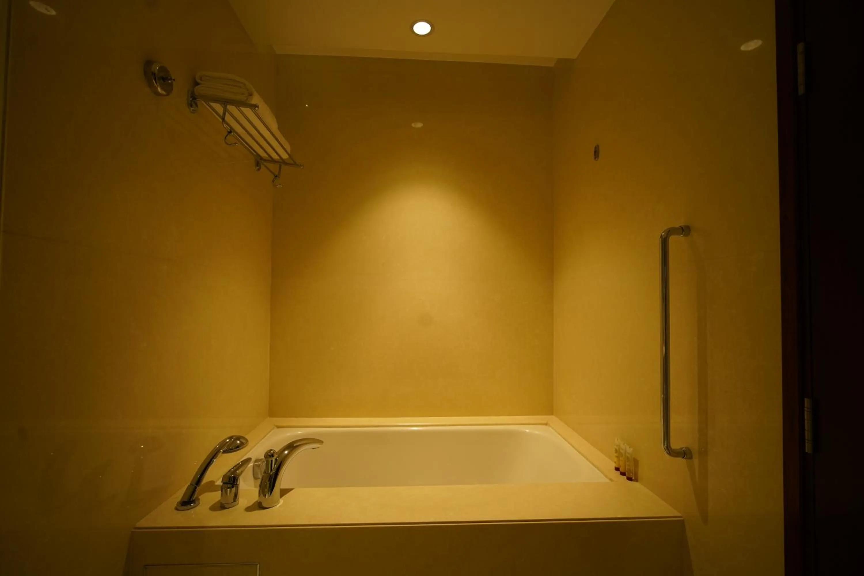 Bath in Crowne Plaza Kochi by IHG