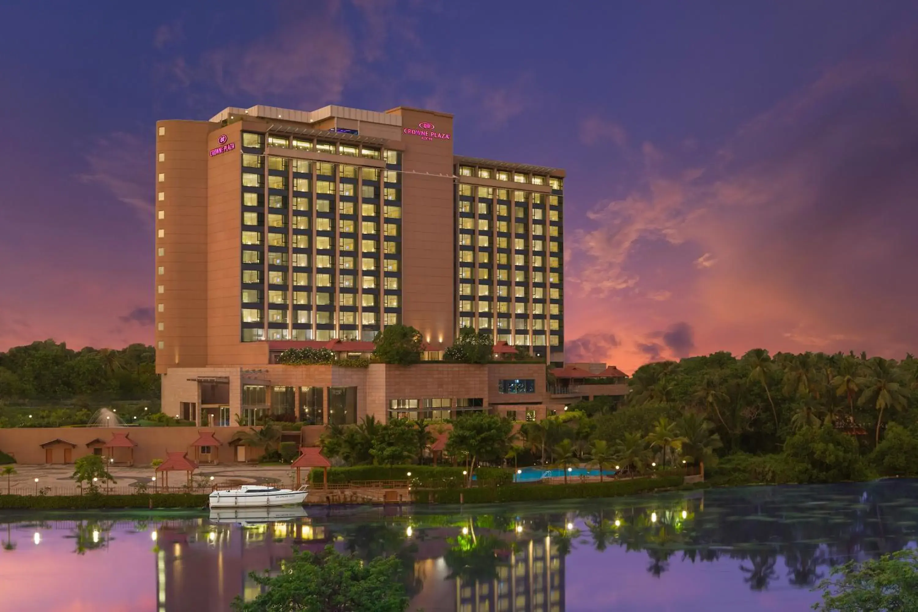 Property building in Crowne Plaza Kochi by IHG Property building in Crowne Plaza Kochi by IHG