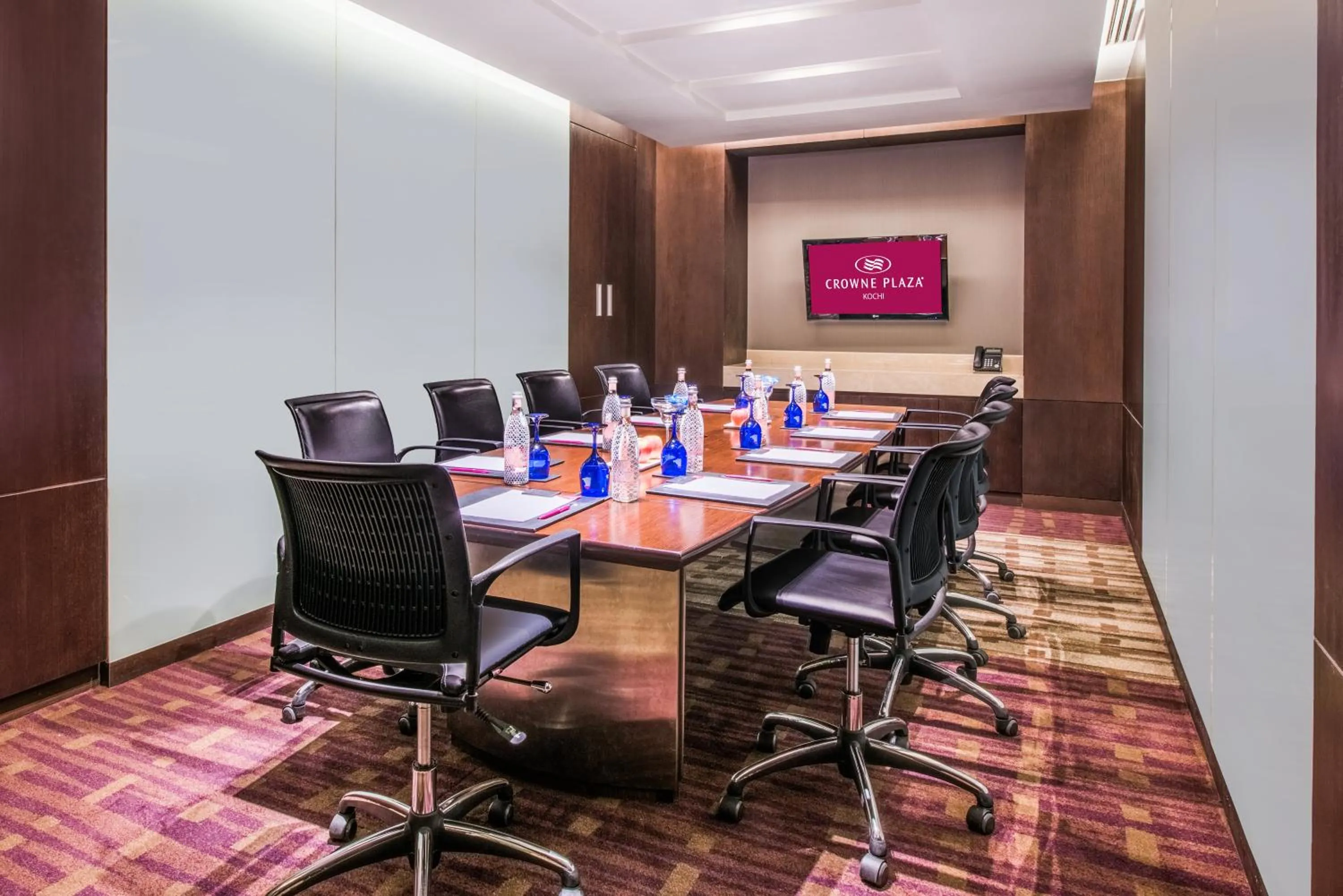 Meeting/conference room in Crowne Plaza Kochi by IHG