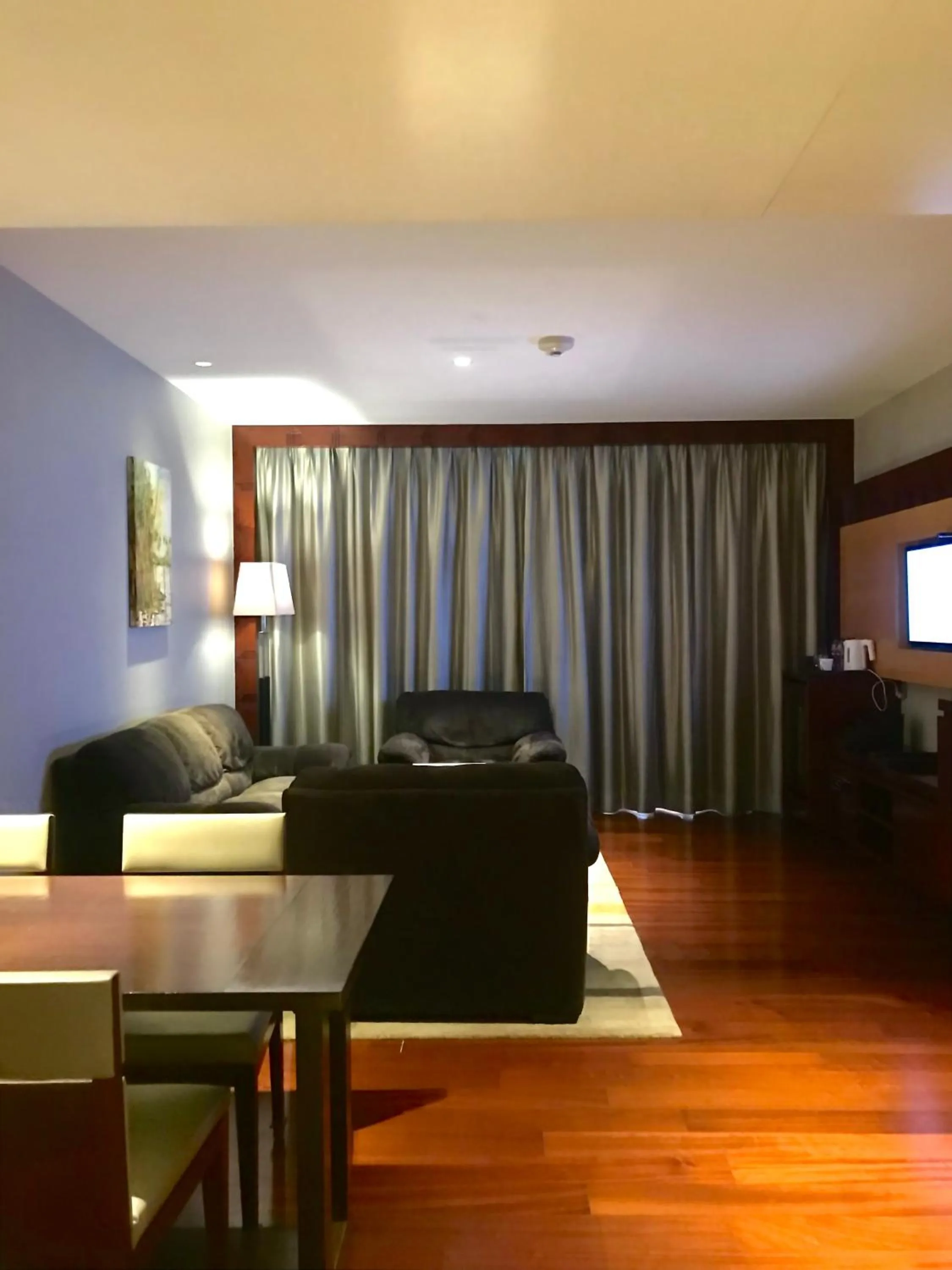 Communal lounge/ TV room, Bed in Crowne Plaza Kochi by IHG