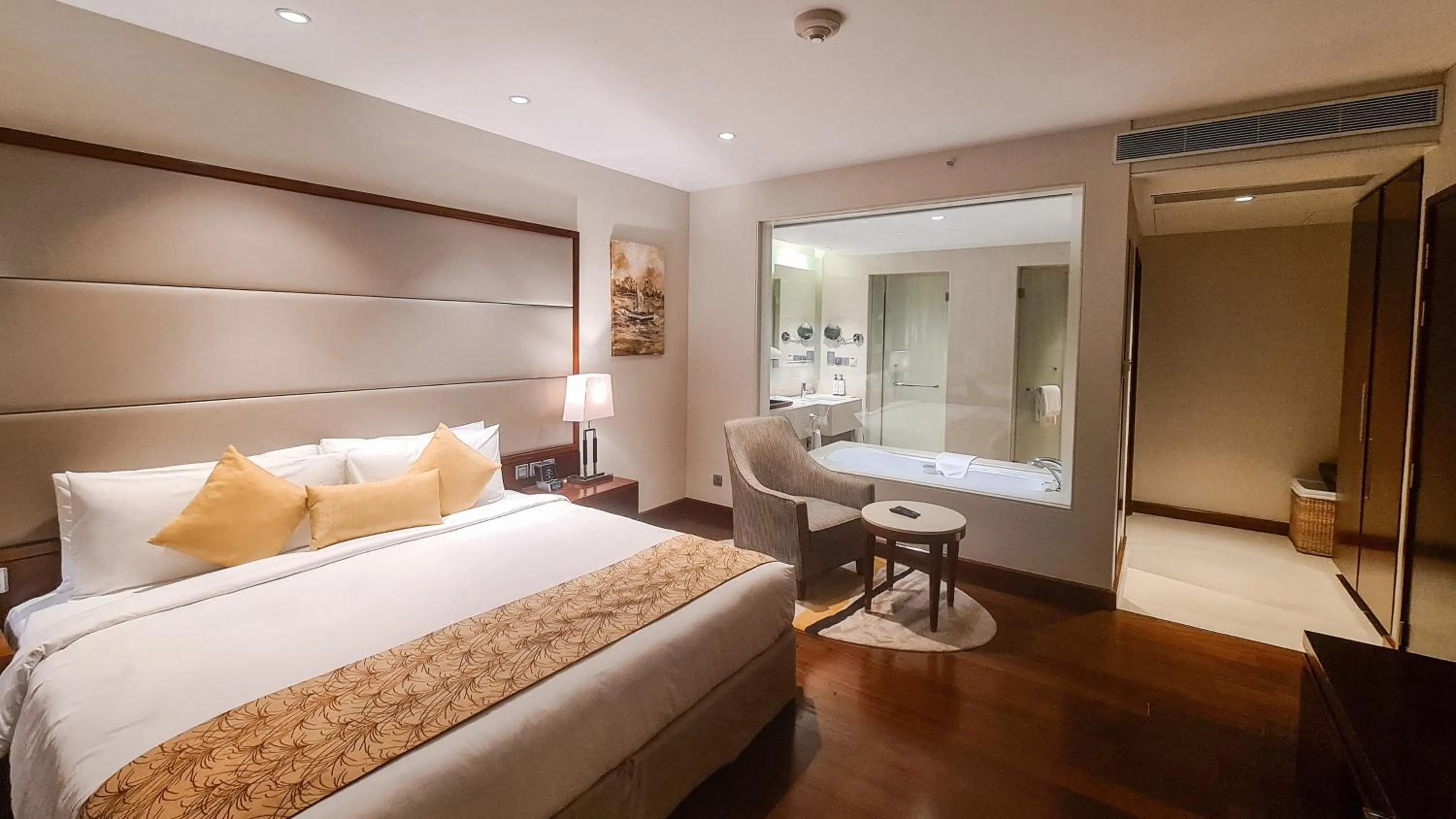 Photo of the whole room, Bed in Crowne Plaza Kochi by IHG