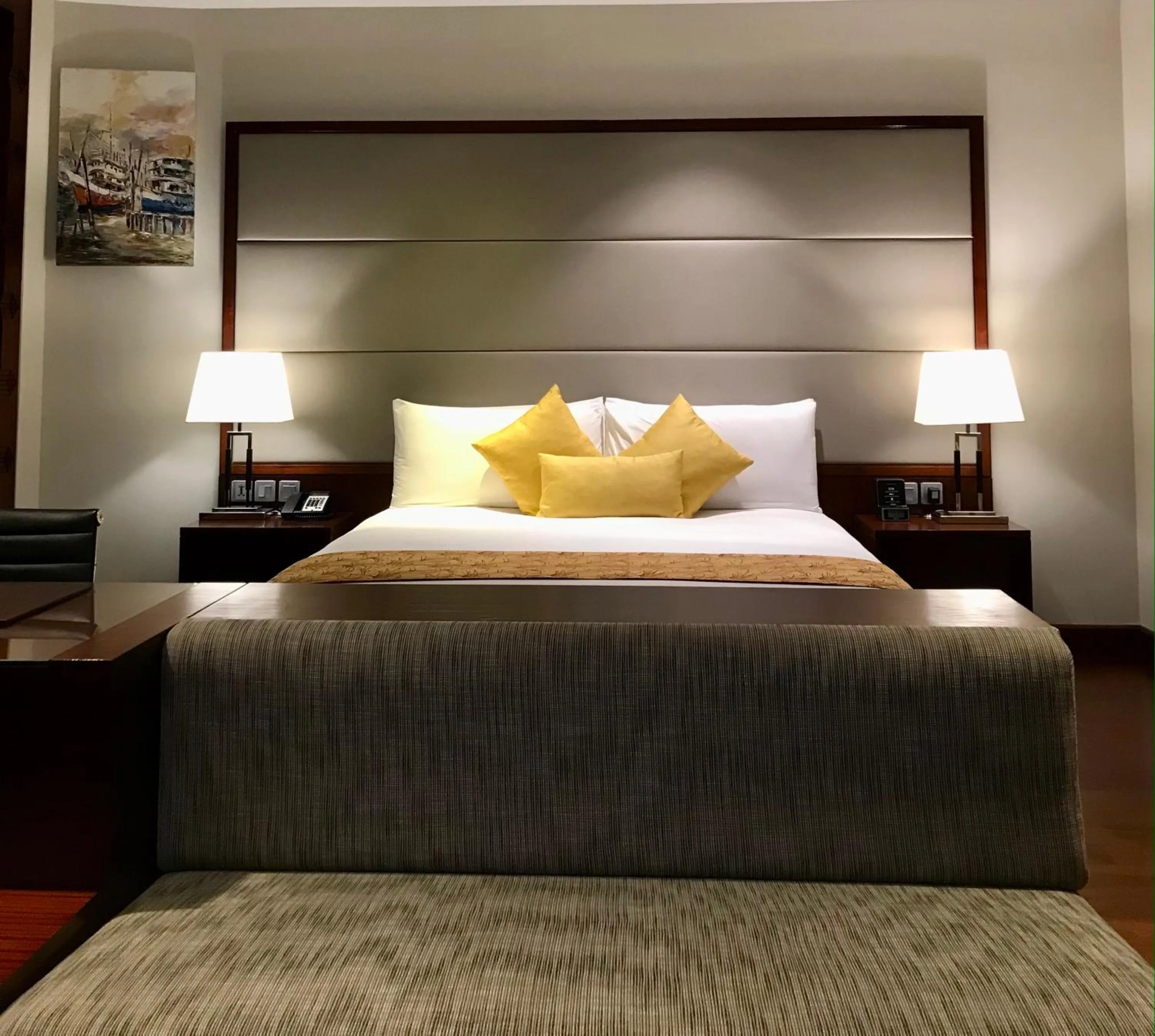 Bed in Crowne Plaza Kochi by IHG