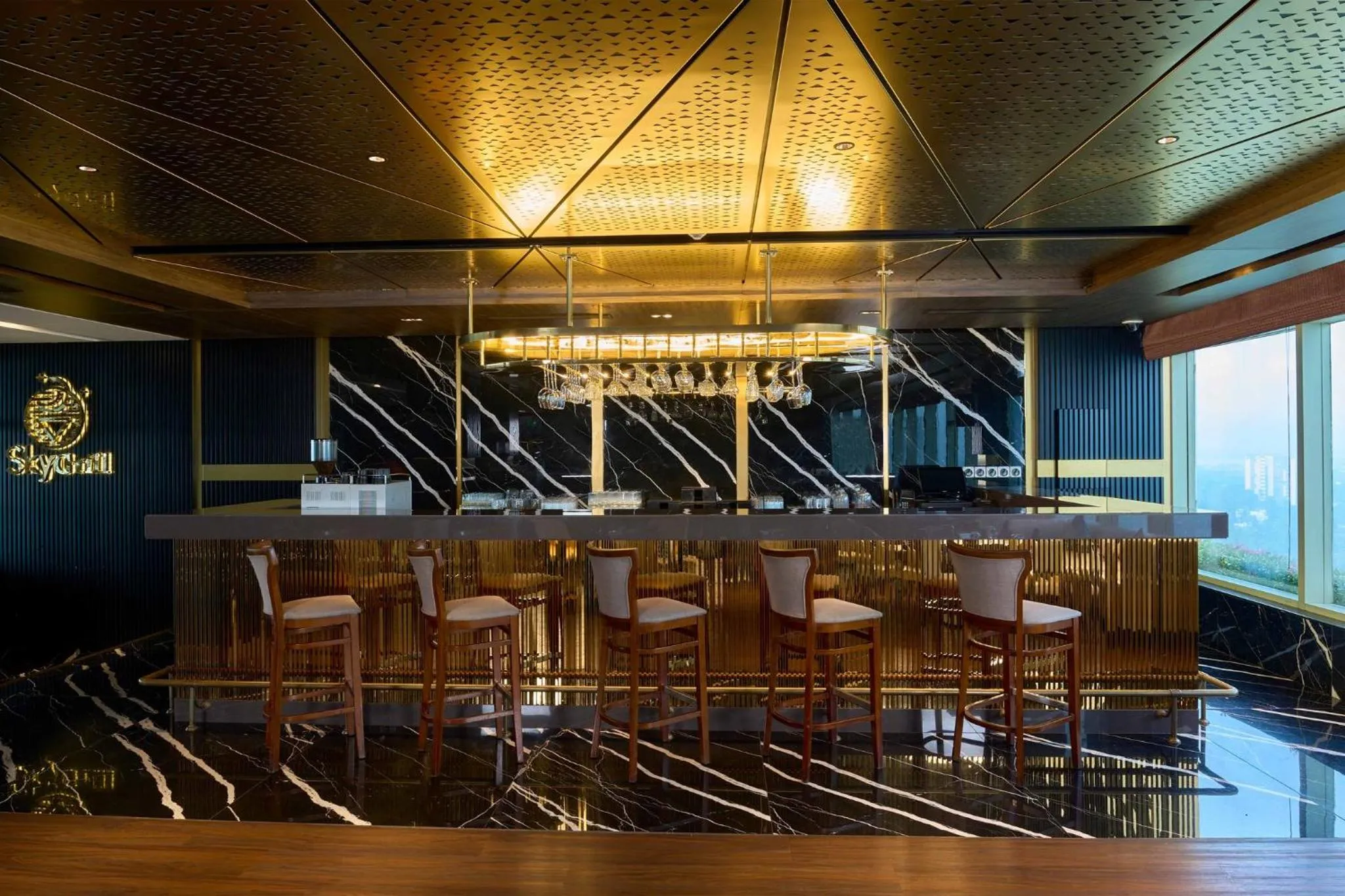 Lounge or bar in Crowne Plaza Kochi by IHG