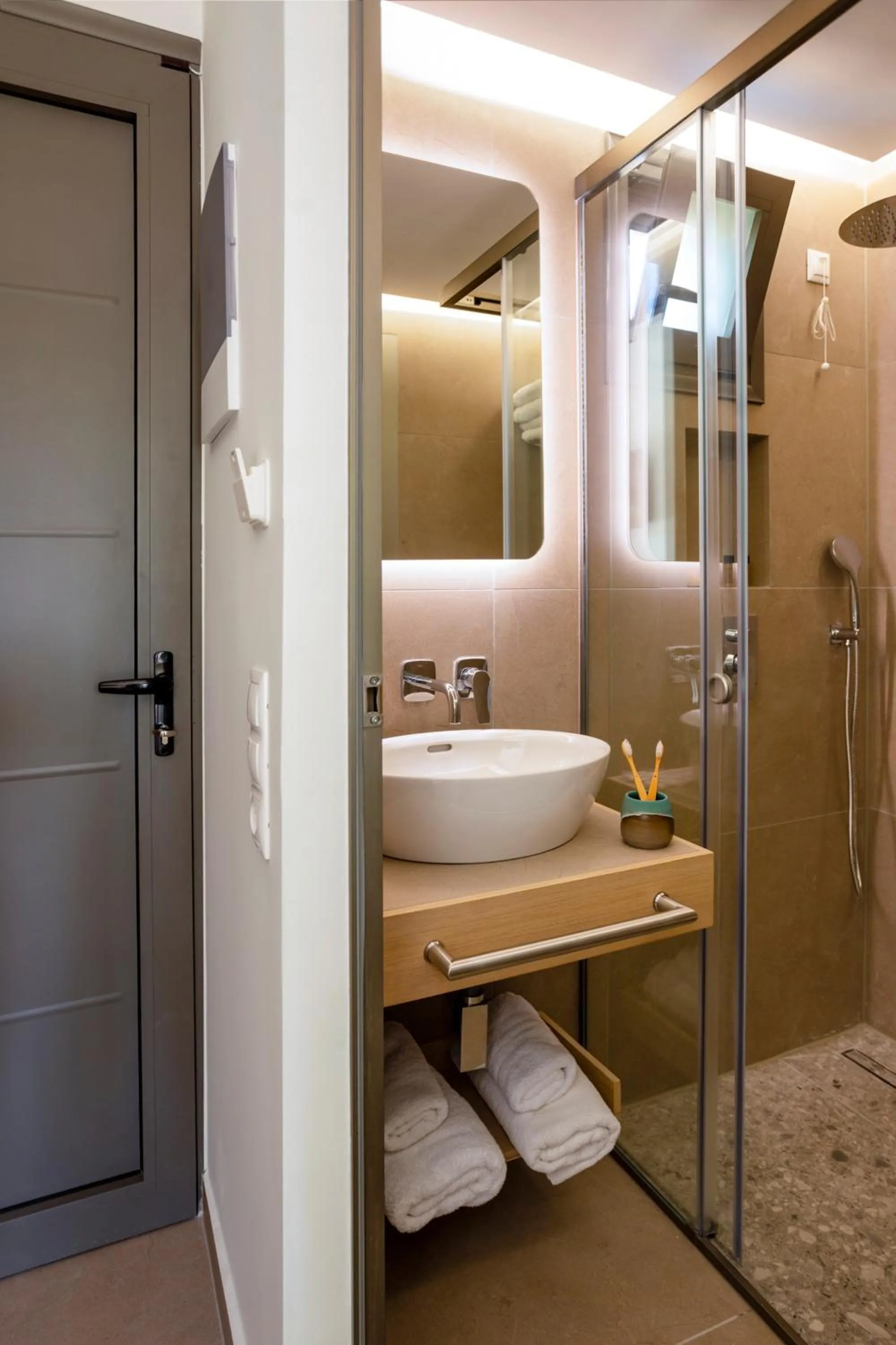 Shower in Akti Retzika