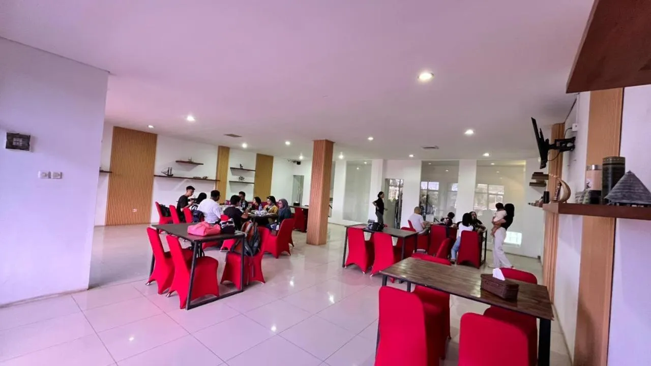 Restaurant/places to eat in Exotic Komodo Hotel