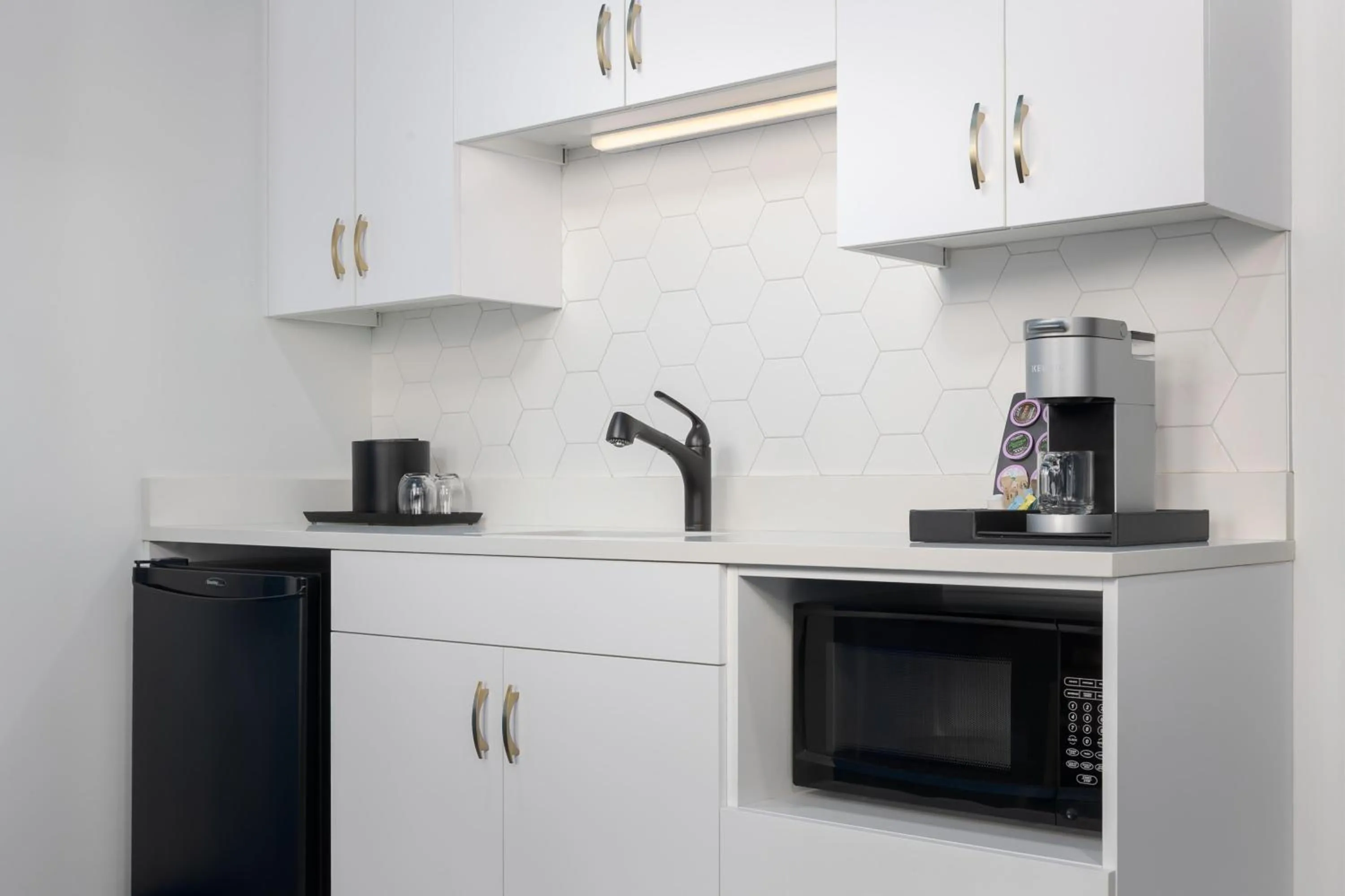 Kitchen or kitchenette in Angad Arts Hotel St Louis, Tapestry Collection by Hilton