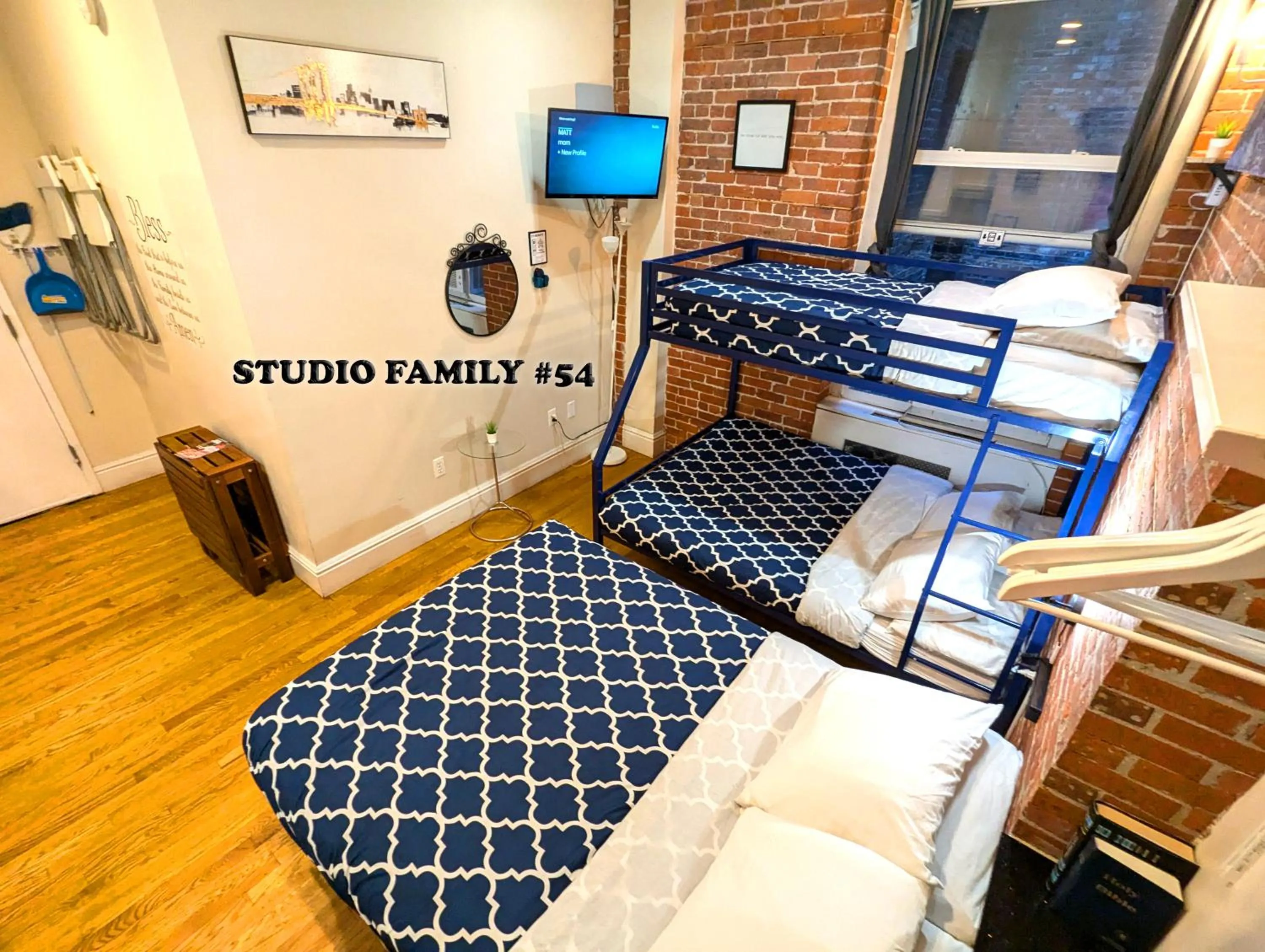 TV and multimedia, Bed in NYC Empire Apartments