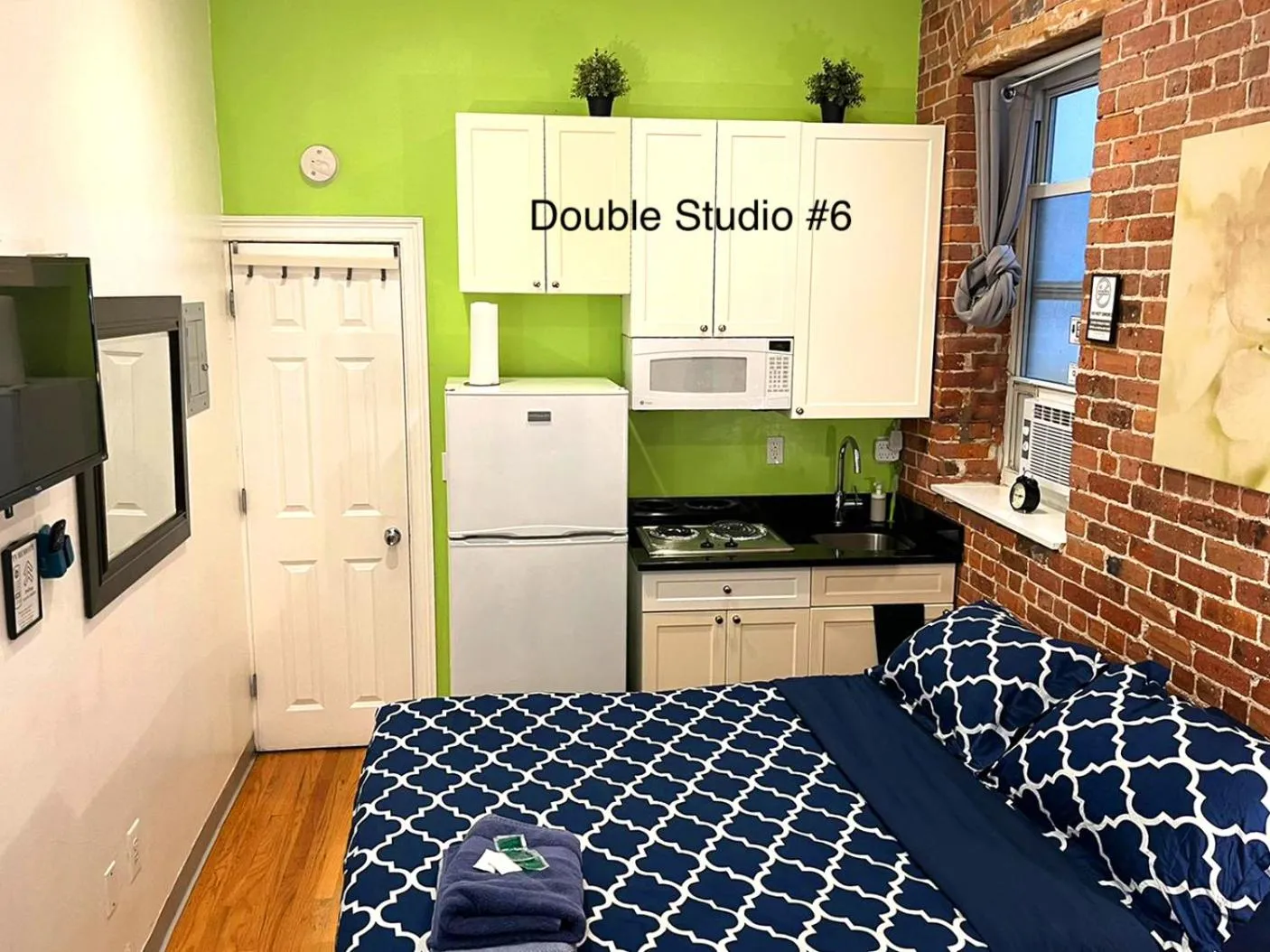 Kitchen or kitchenette, Bed in NYC Empire Apartments