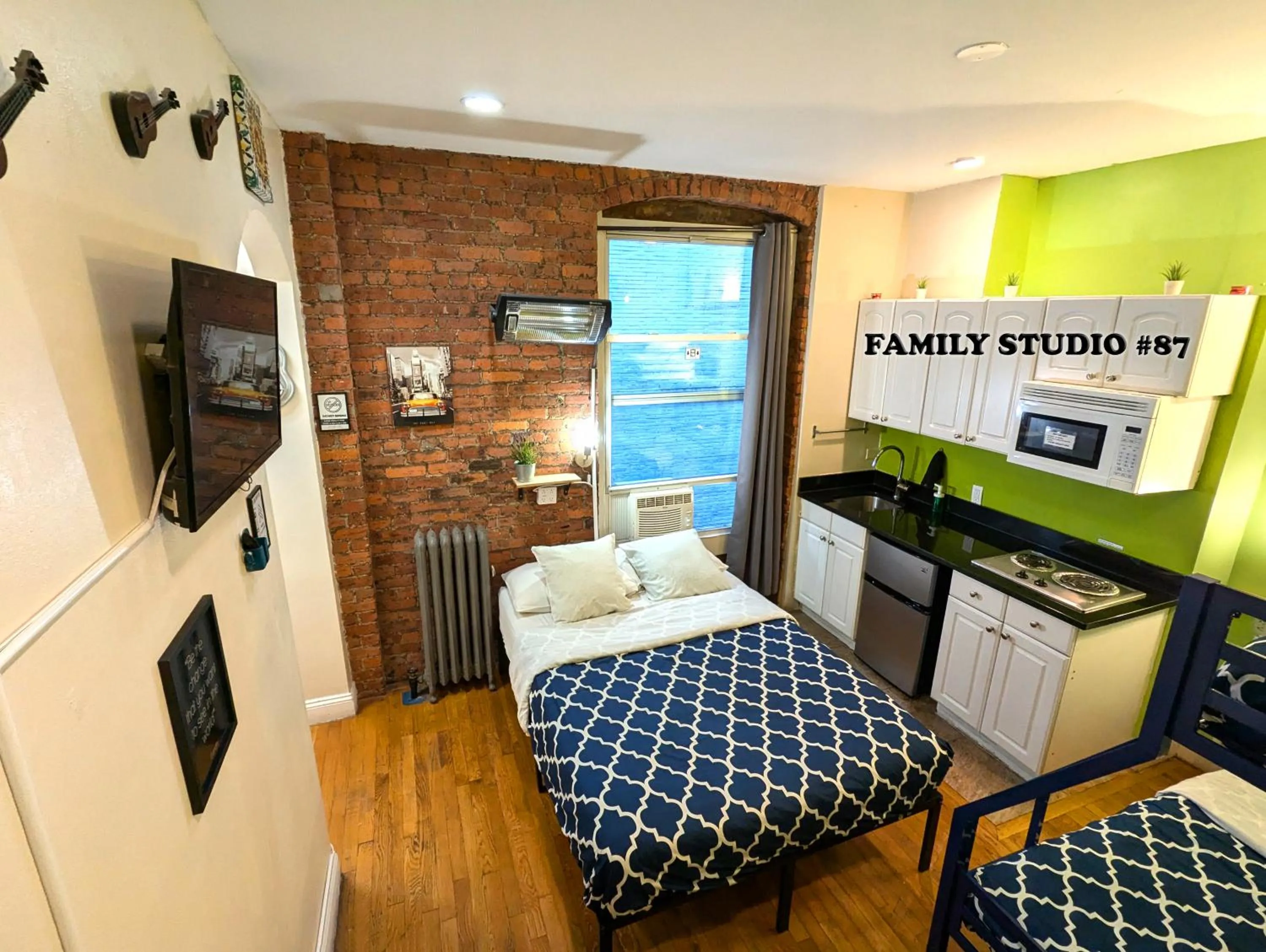 TV and multimedia, Bed in NYC Empire Apartments