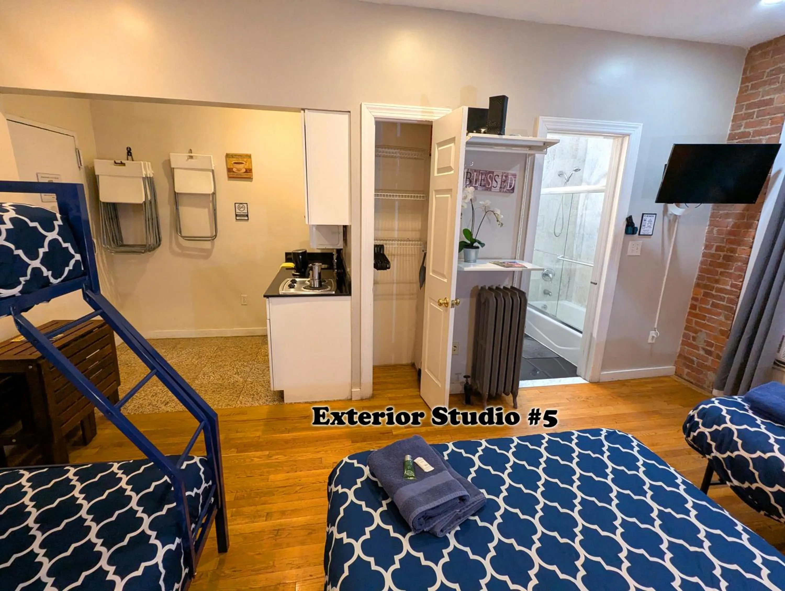 TV and multimedia, Bed in NYC Empire Apartments