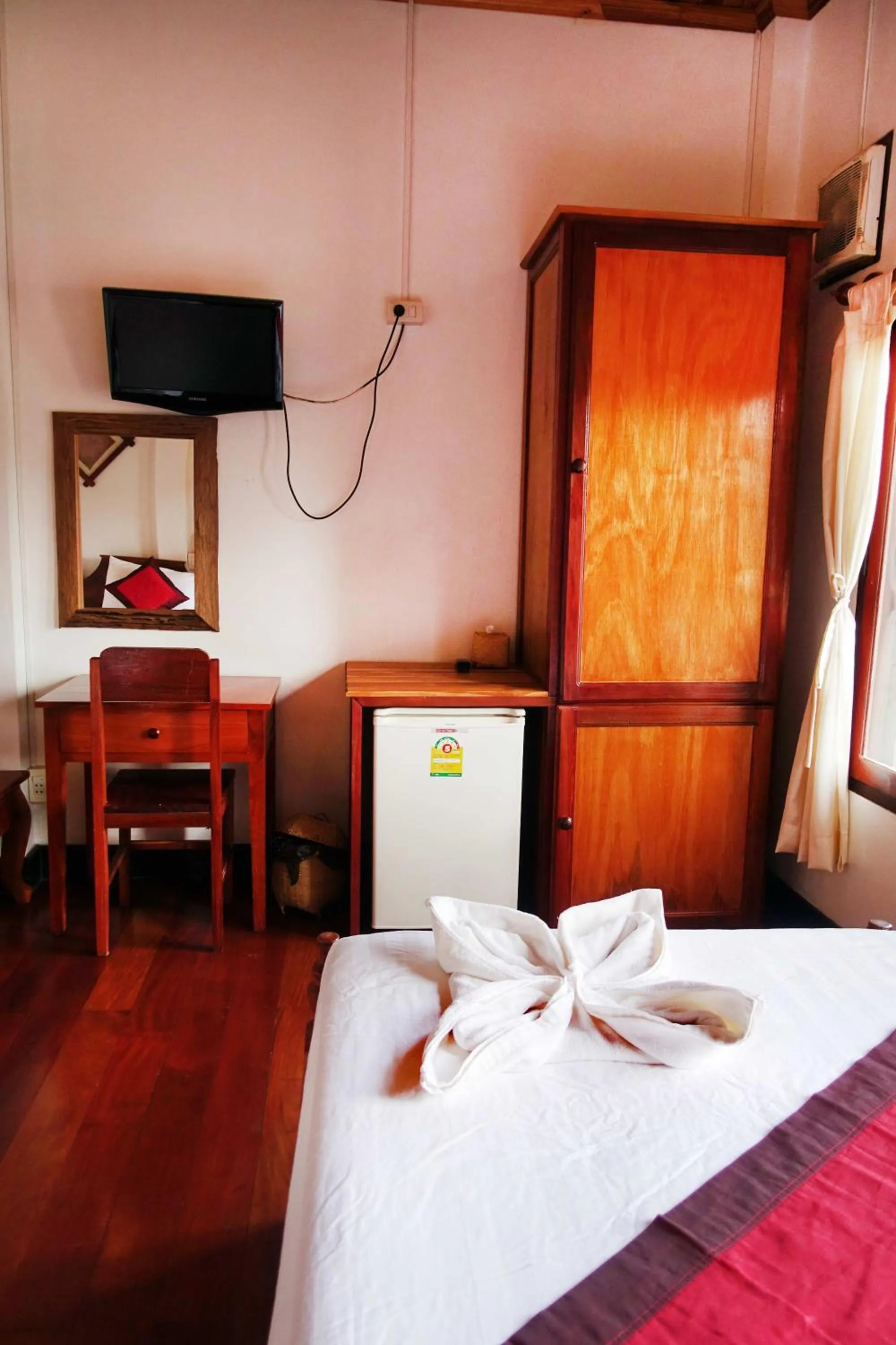 Communal lounge/ TV room, Bed in Villa Rattanakon