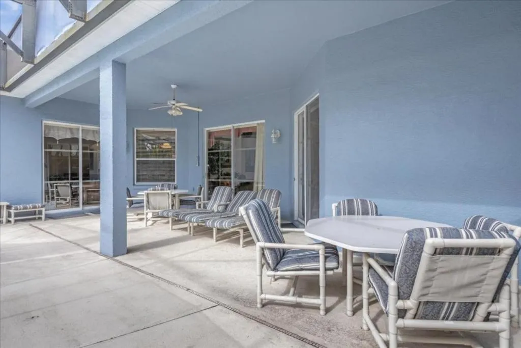 Swimming pool in Private Pool Homes