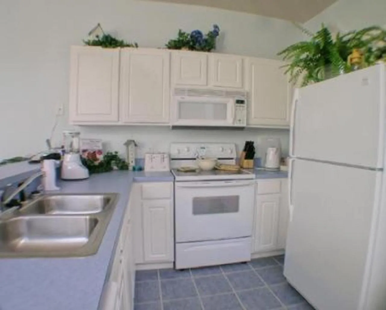 Kitchen or kitchenette in Private Pool Homes