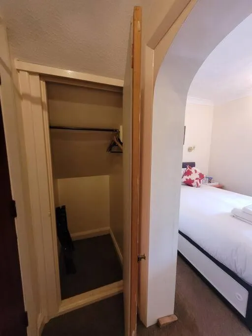 wardrobe, Bed in Cornerways Guest House