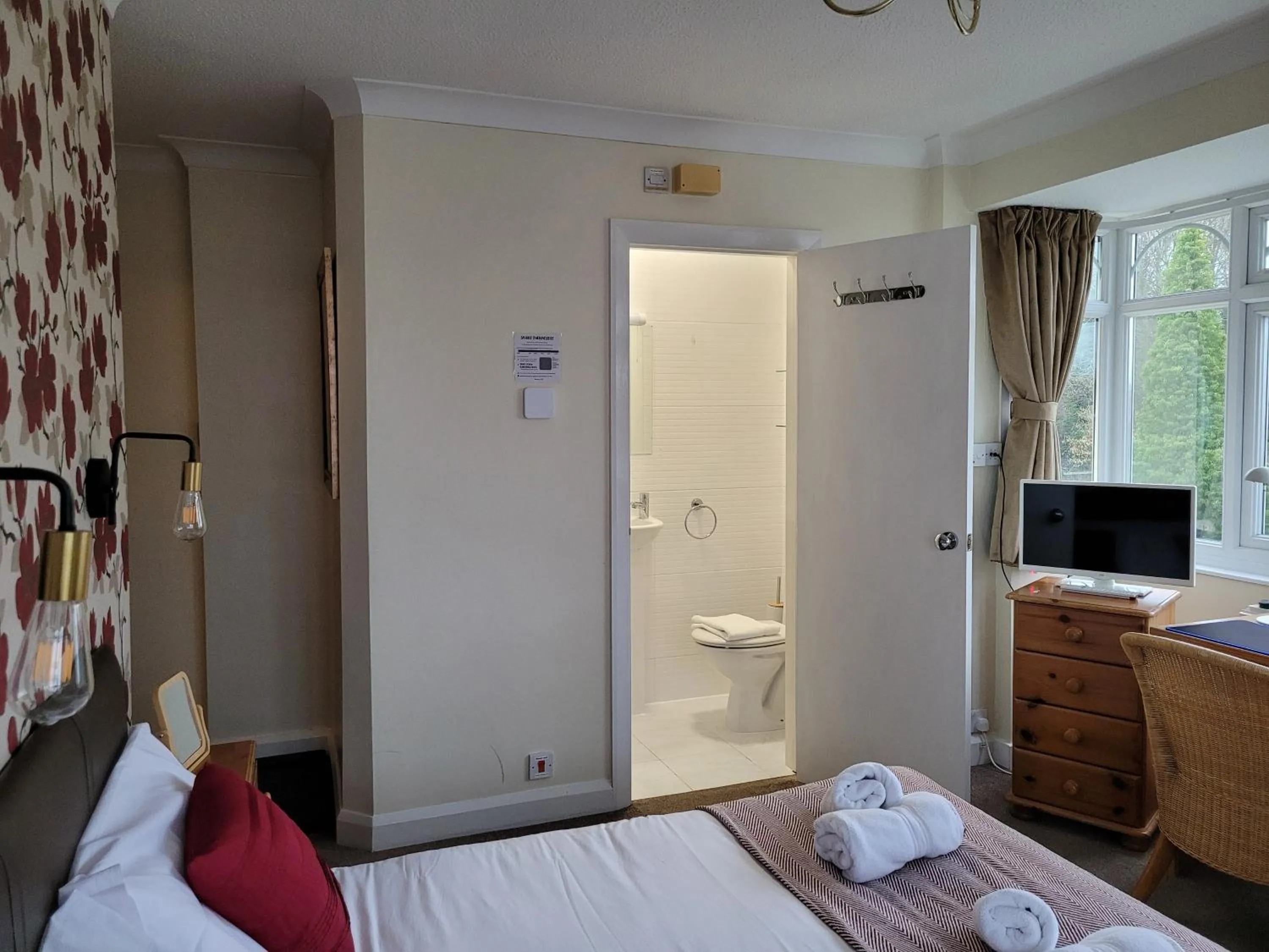 Shower, Bed in Cornerways Guest House