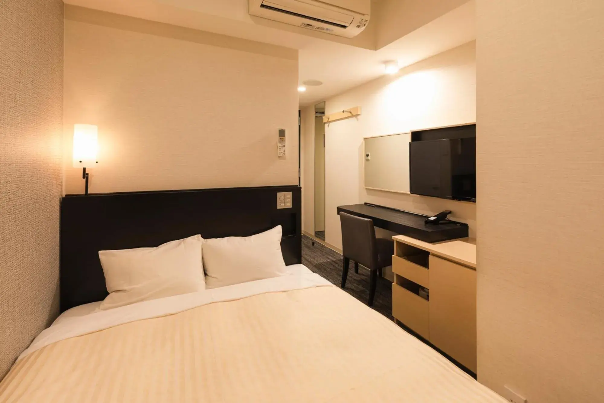 Bed in Sotetsu Fresa Inn Shimbashi Hibiyaguchi Bed in Sotetsu Fresa Inn Shimbashi Hibiyaguchi