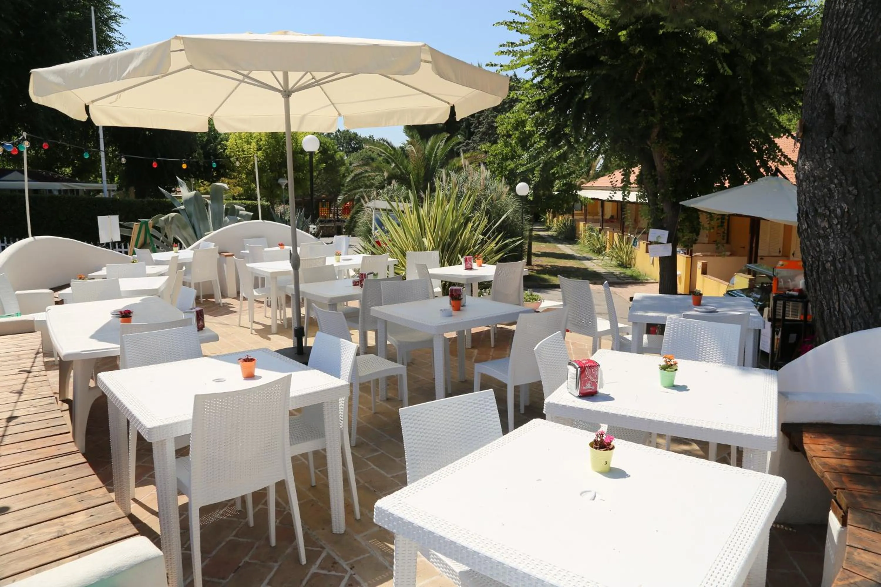 Restaurant/places to eat in Green Garden Village