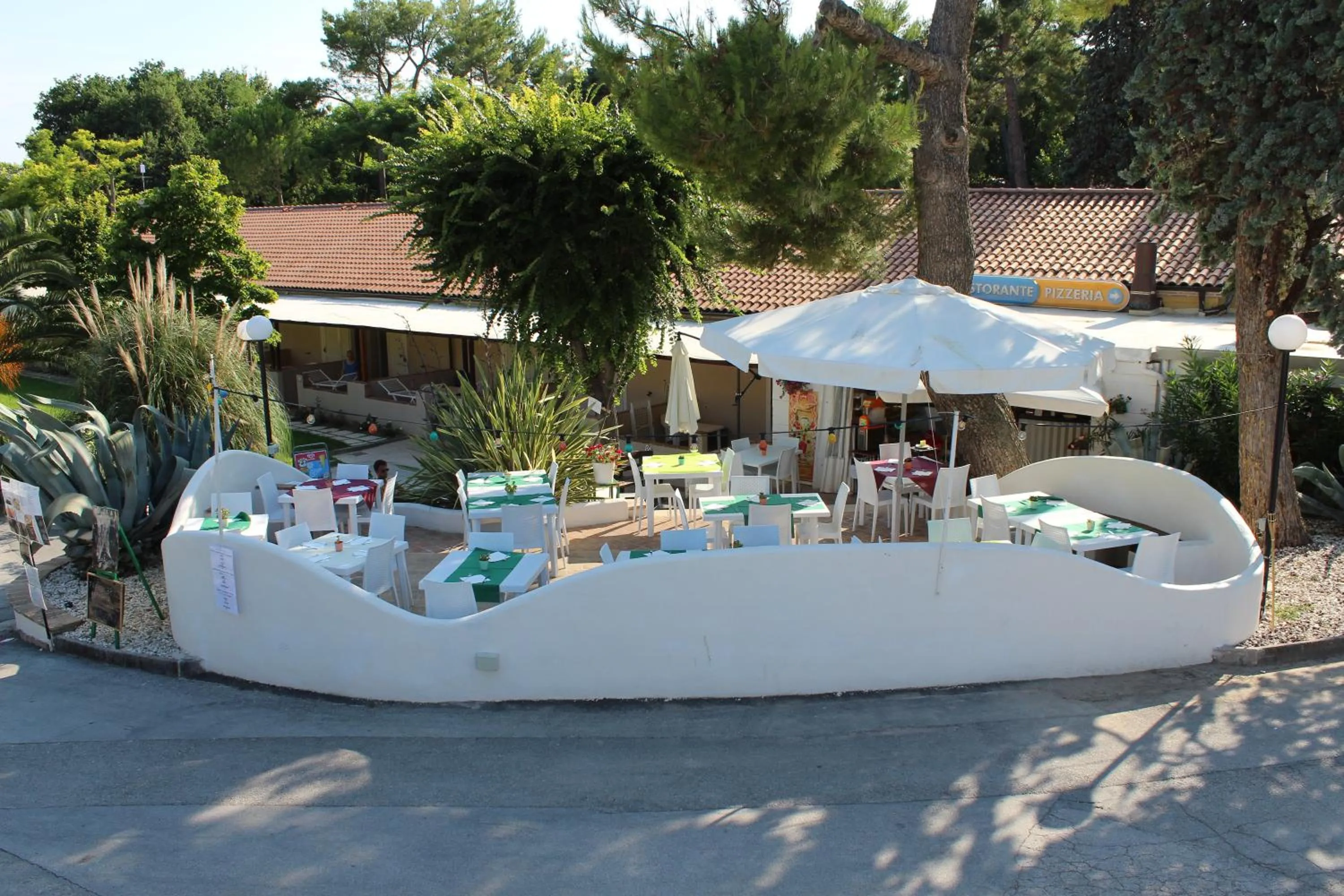 Restaurant/places to eat in Green Garden Village