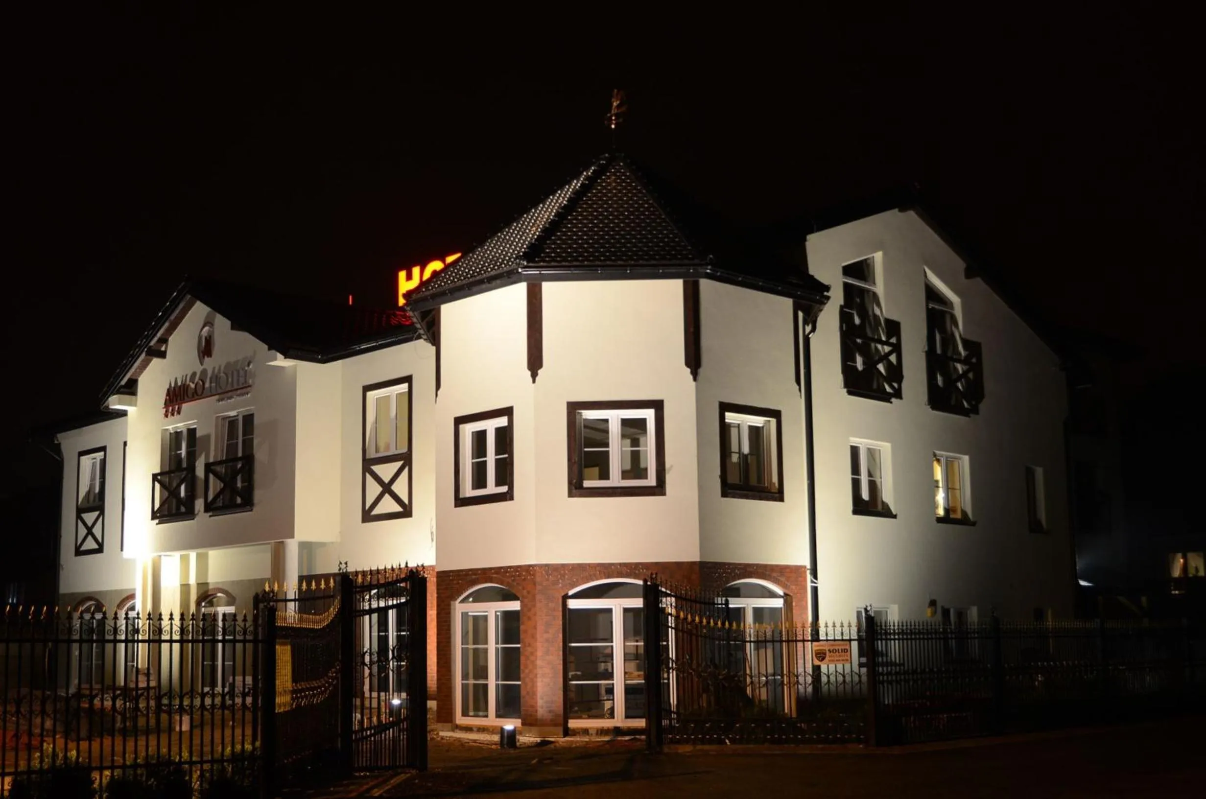 Facade/entrance in Amigo Hotel