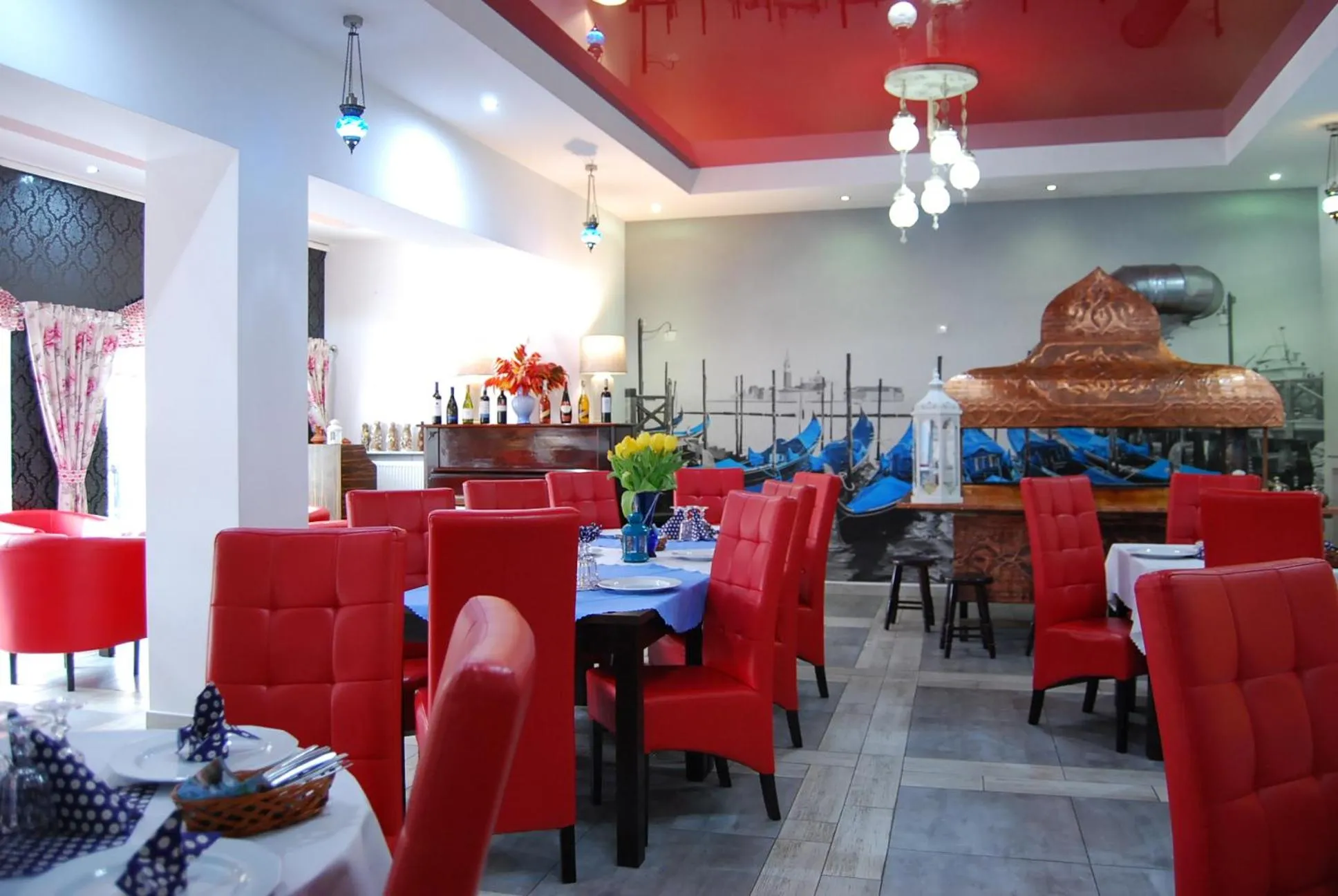 Restaurant/places to eat in Amigo Hotel