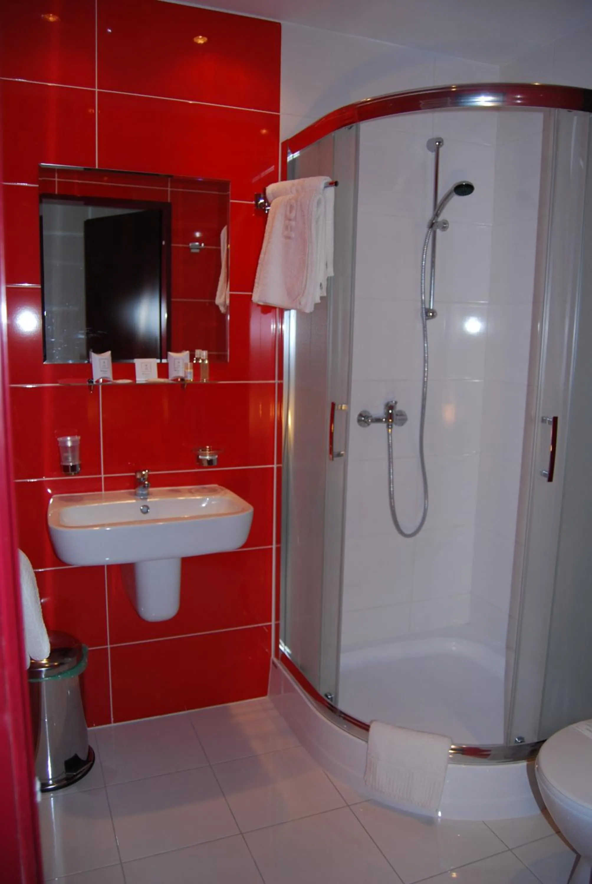 Bathroom in Amigo Hotel