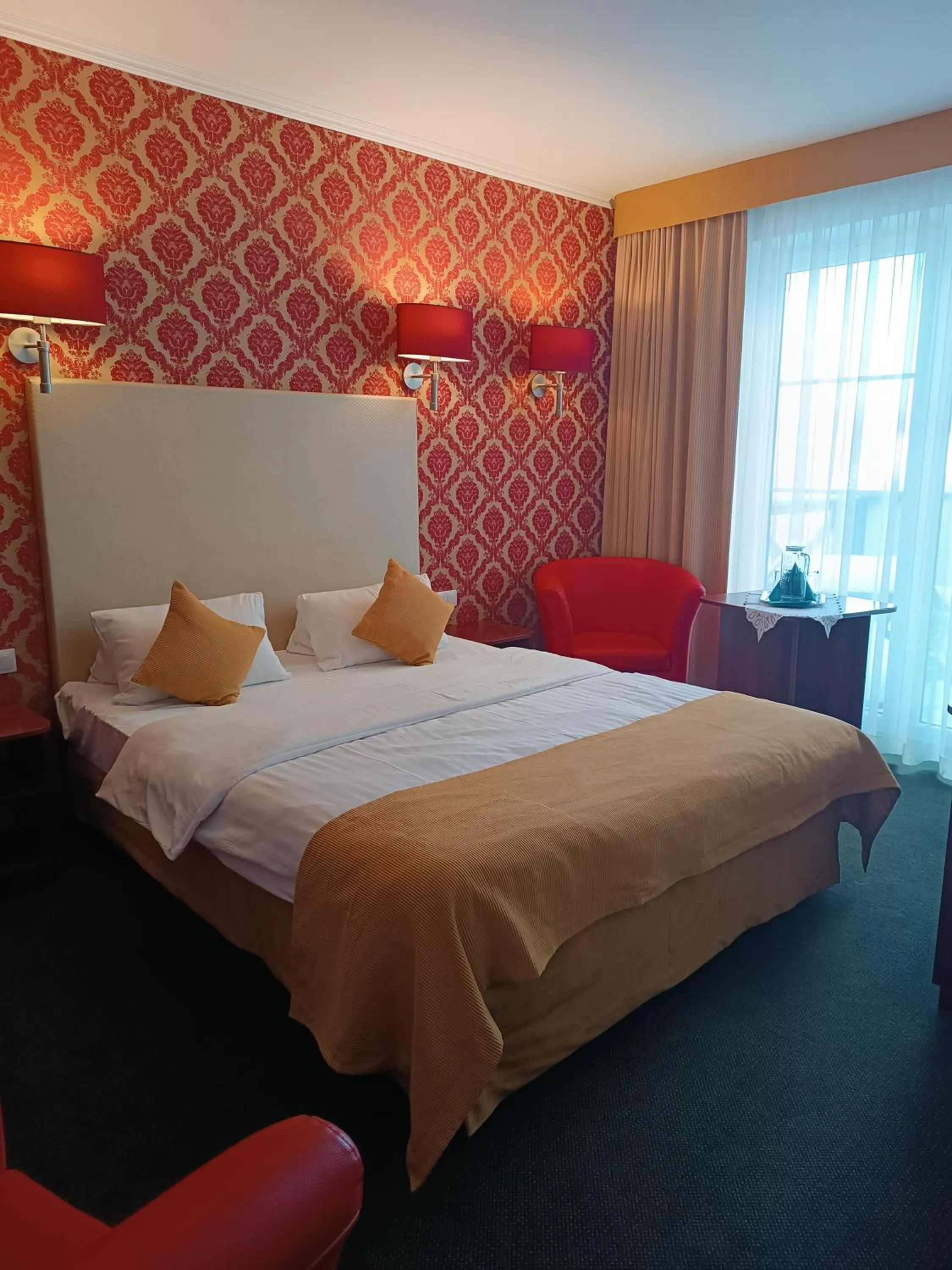 Property building, Bed in Amigo Hotel