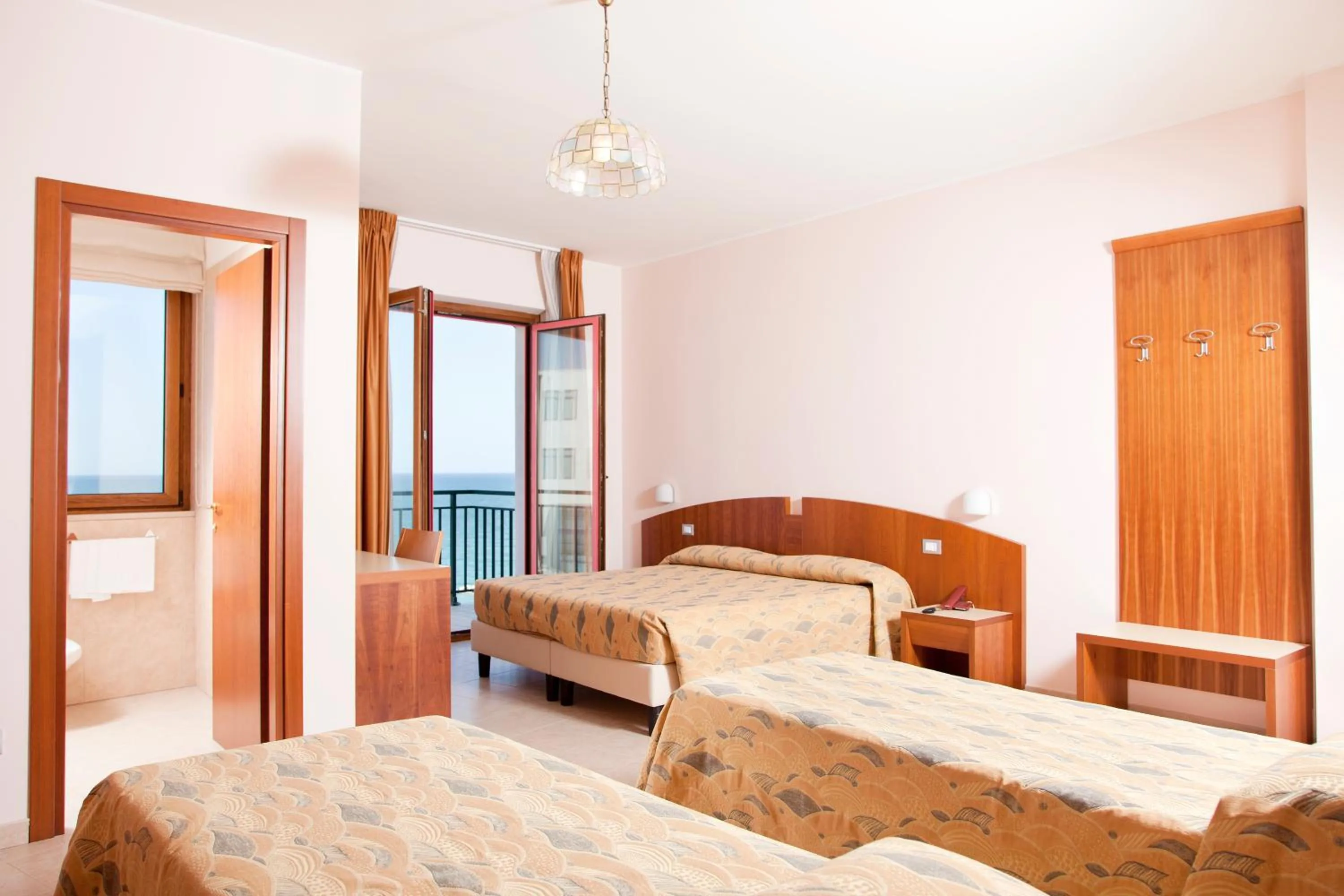 Photo of the whole room, Bed in Hotel Meridiano