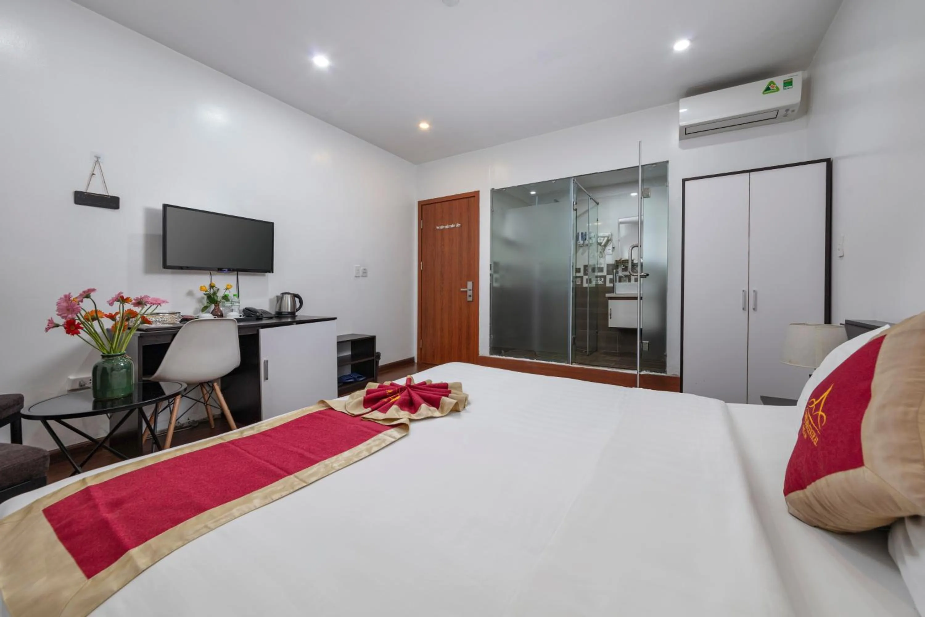 Communal lounge/ TV room, Bed in Hanoi Aria Central Hotel & Spa