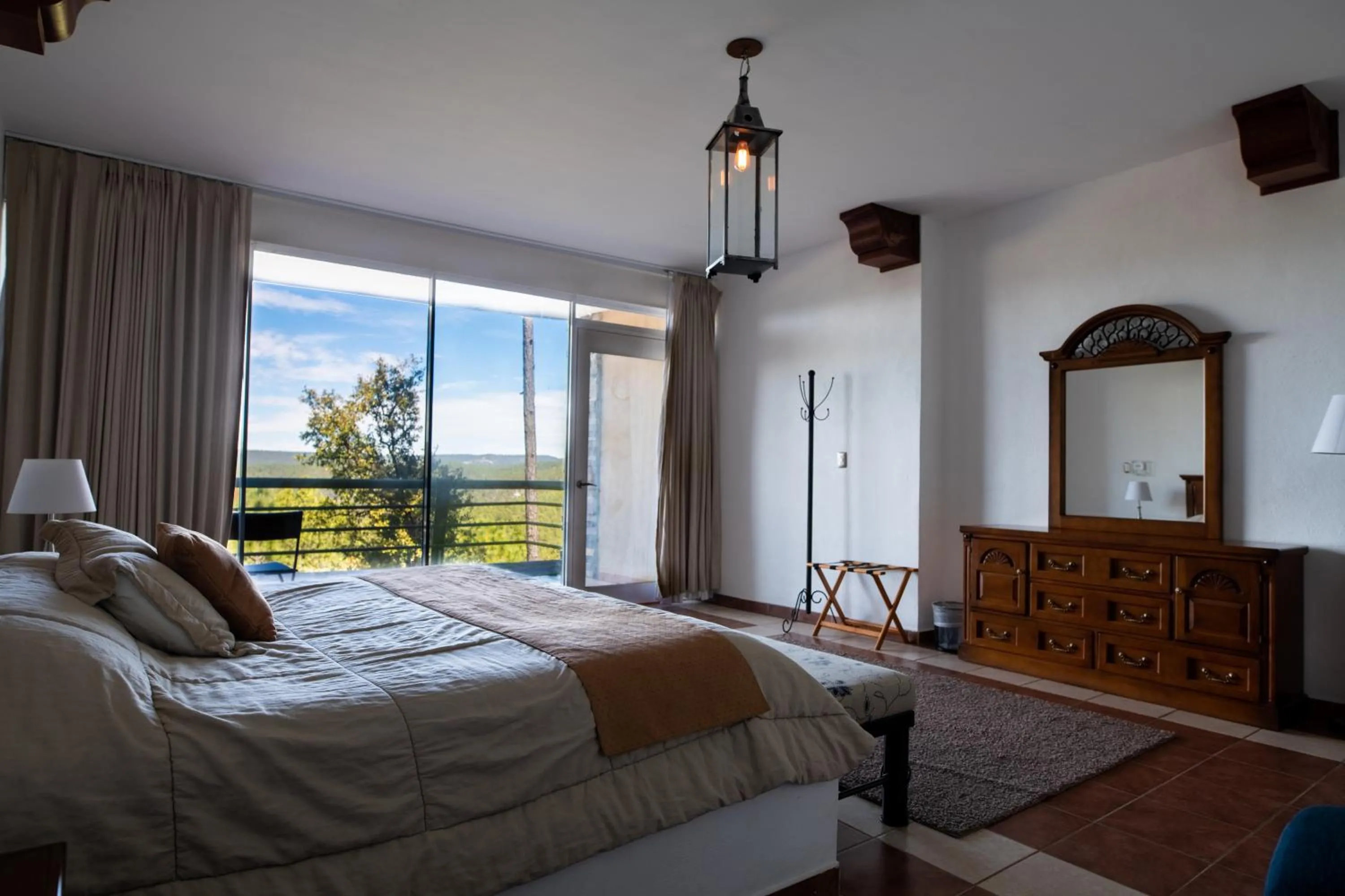Photo of the whole room, Bed in Molinillos Mountain Resort