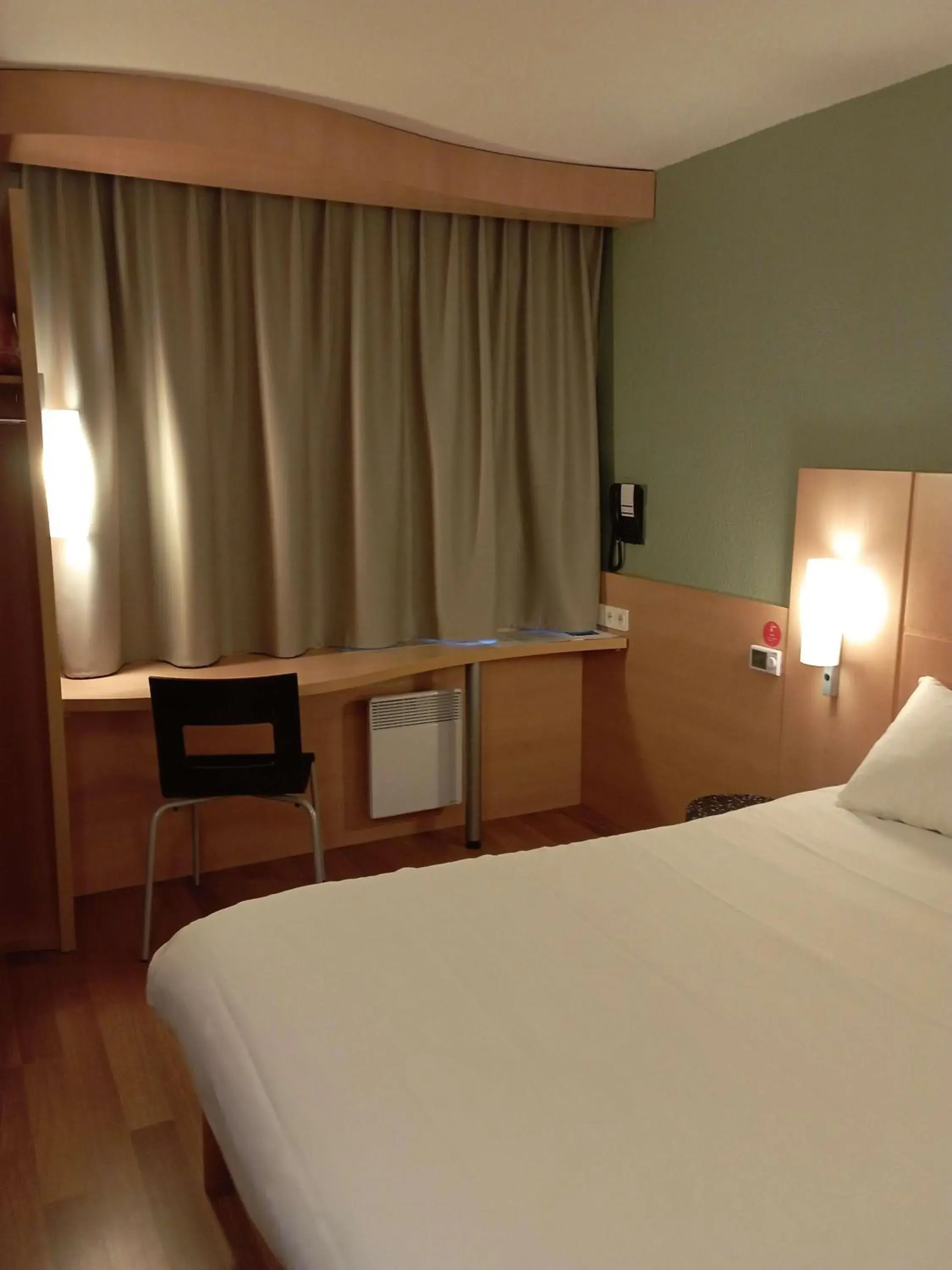 Bedroom, Bed in ibis les Etangs des Moines Bedroom, Bed in ibis les Etangs des Moines