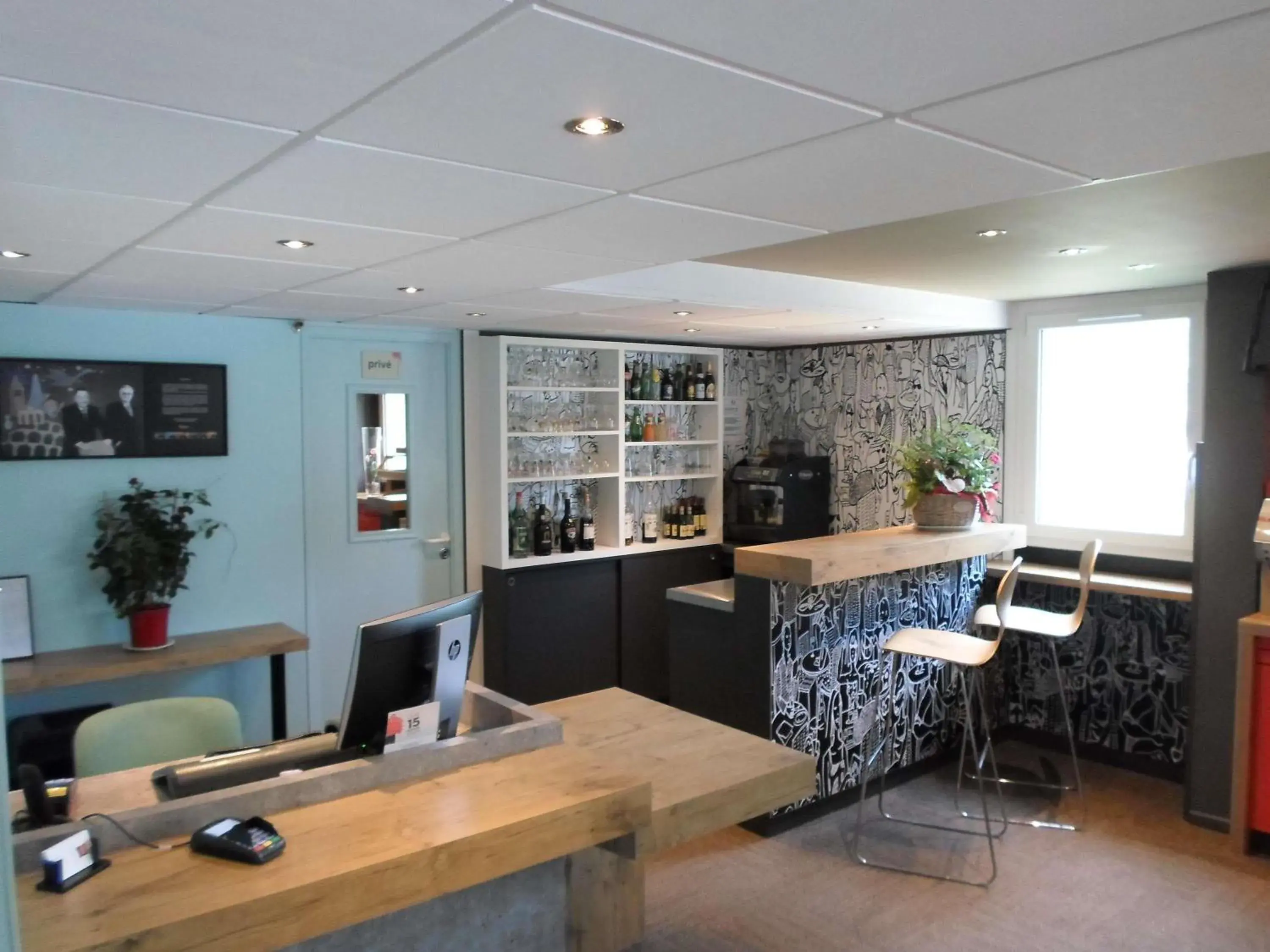 Lounge or bar in ibis les Etangs des Moines Lounge or bar in ibis les Etangs des Moines