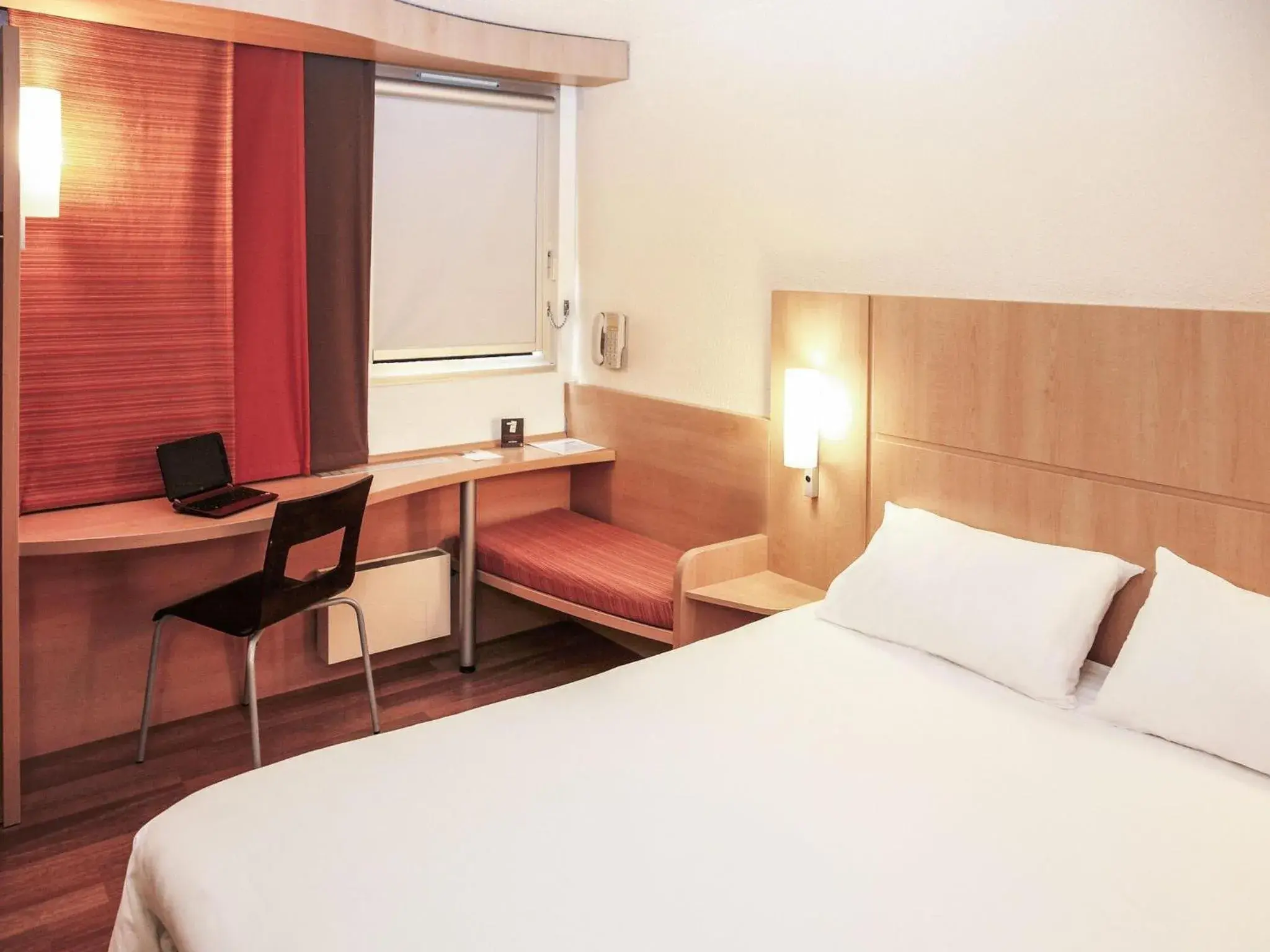 Bedroom, Bed in ibis les Etangs des Moines Bedroom, Bed in ibis les Etangs des Moines