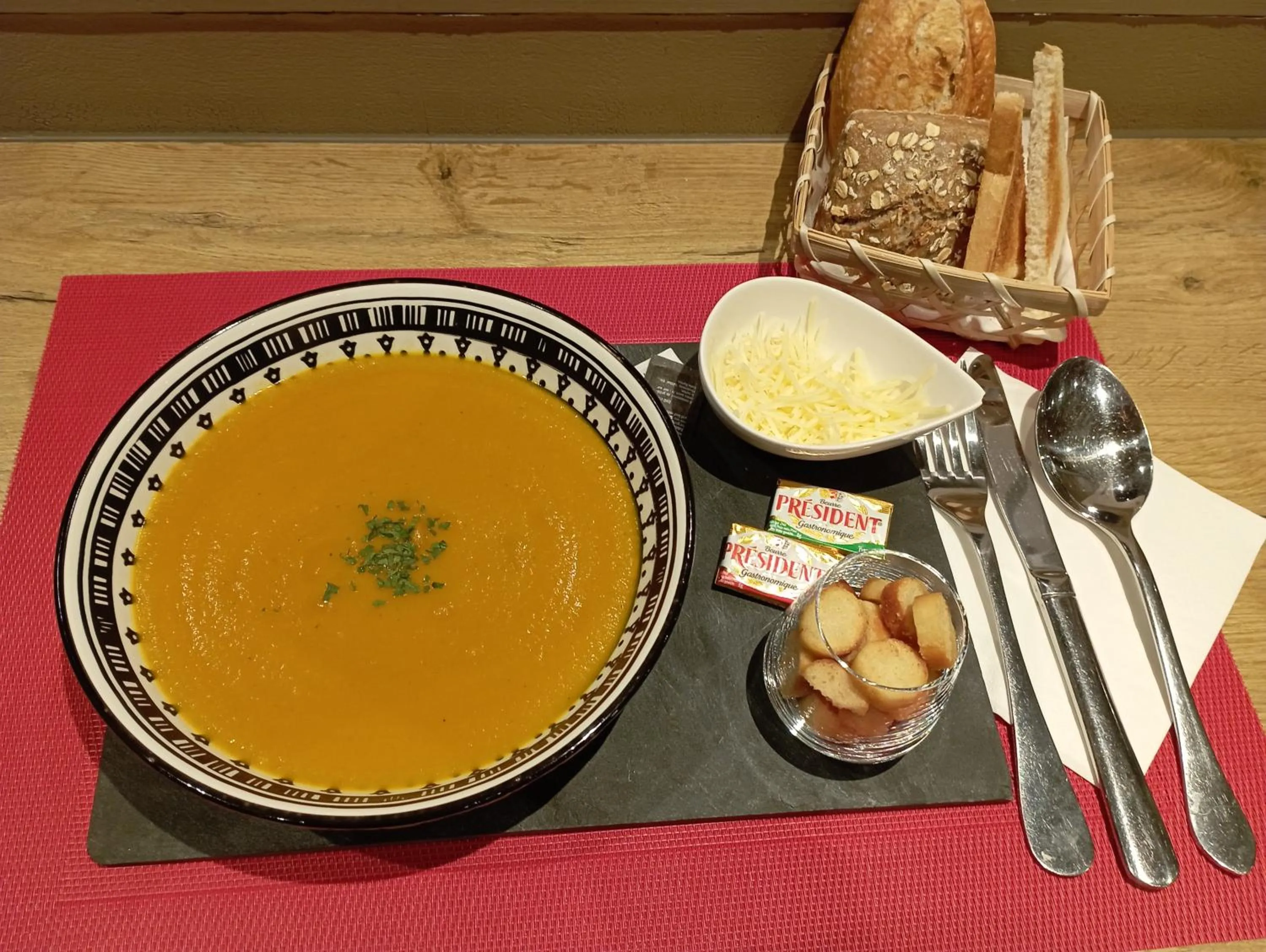 Restaurant/places to eat in ibis les Etangs des Moines