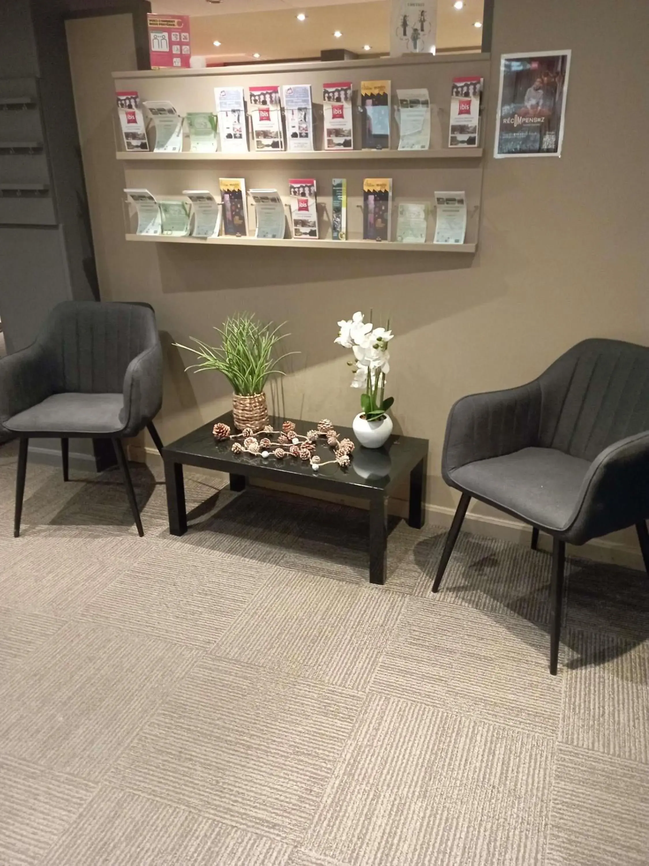 Lounge or bar in ibis les Etangs des Moines Lounge or bar in ibis les Etangs des Moines