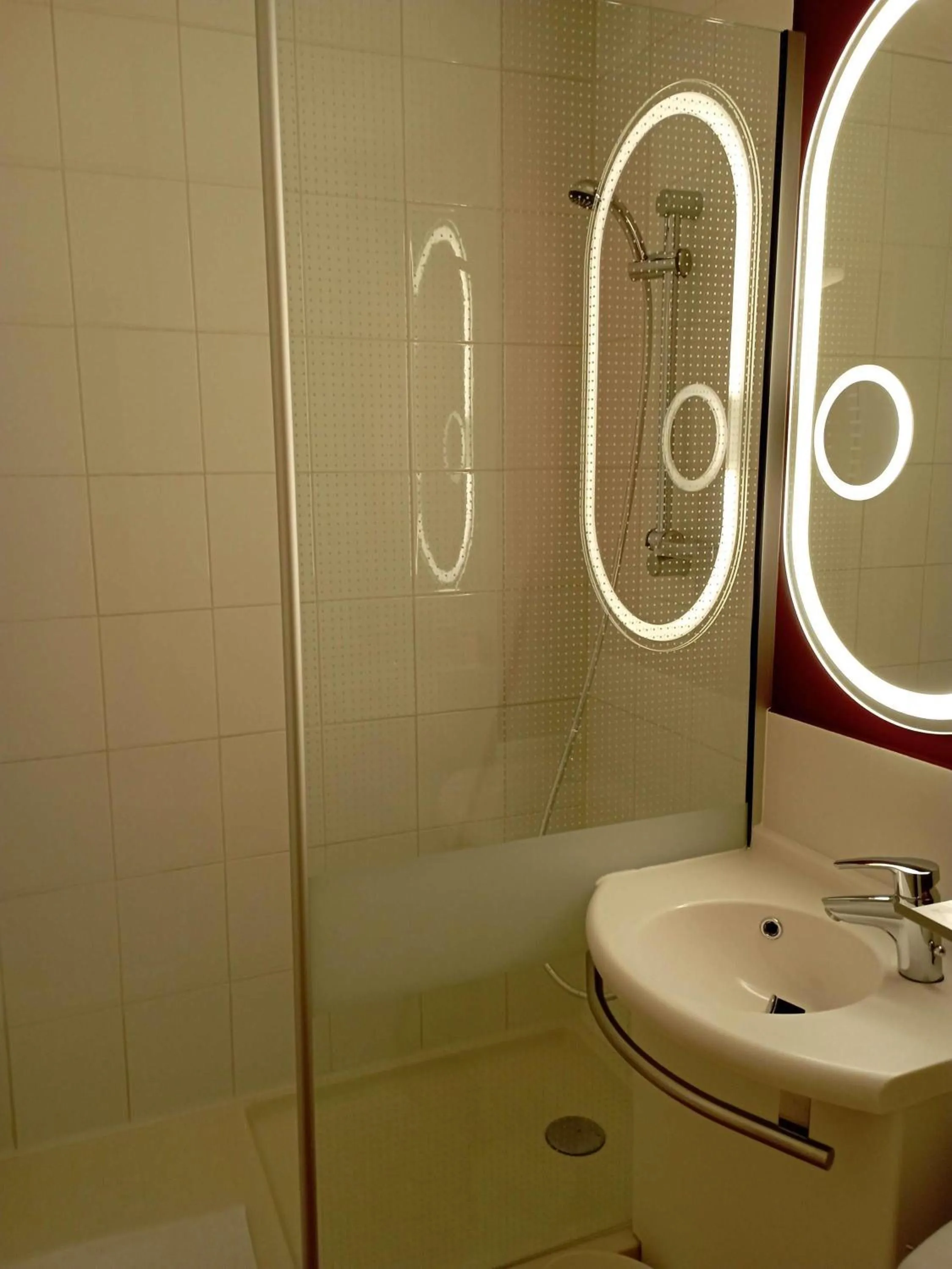 Bedroom in ibis les Etangs des Moines