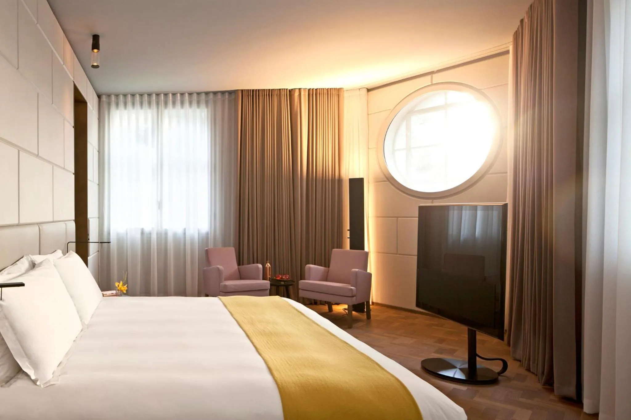 Photo of the whole room, Bed in Hotel Cafe Royal