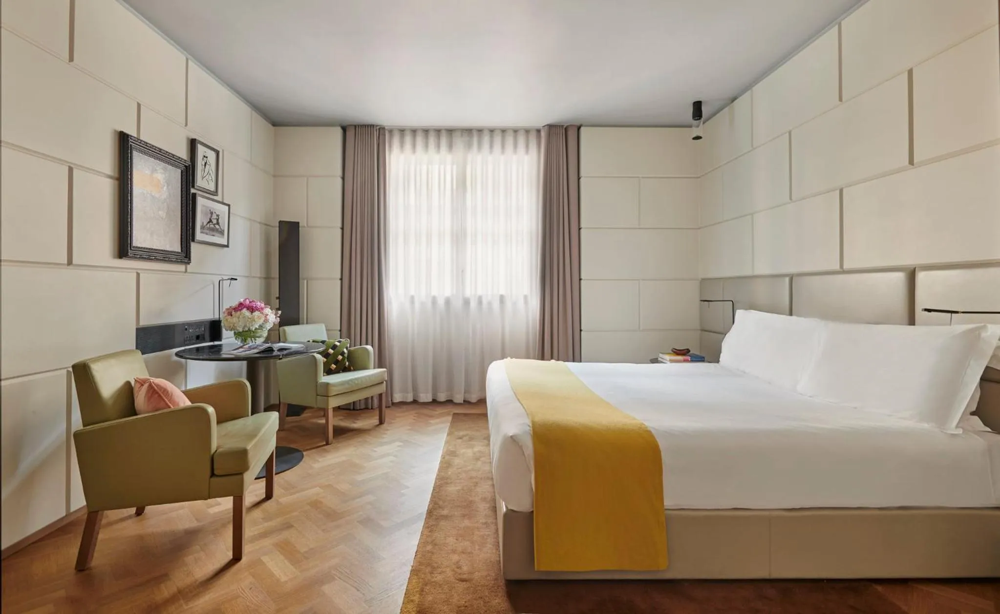 Photo of the whole room, Bed in Hotel Cafe Royal