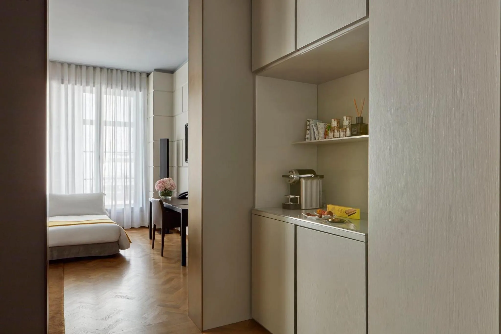 Photo of the whole room, Bed in Hotel Cafe Royal