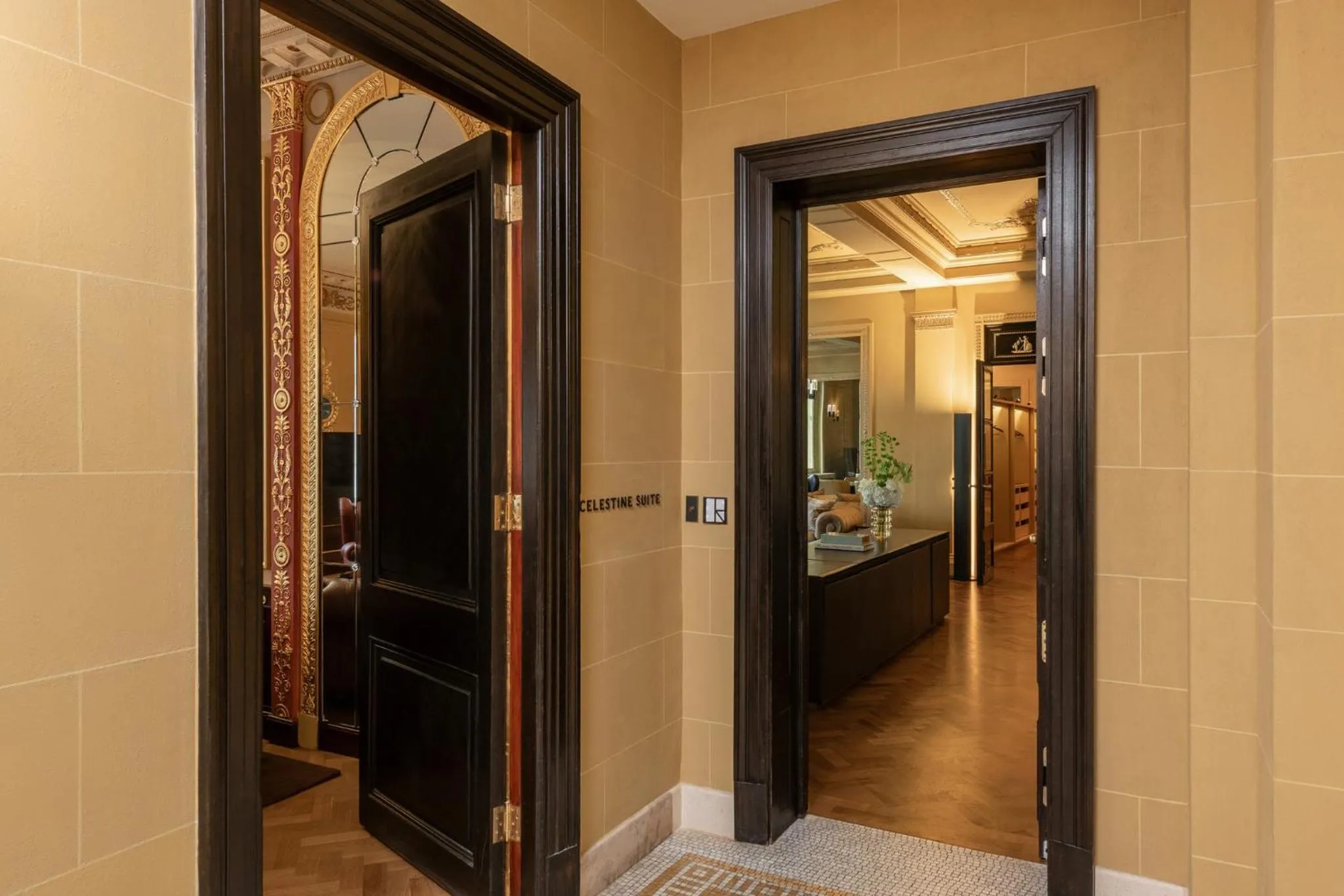 Restaurant/places to eat in Hotel Cafe Royal