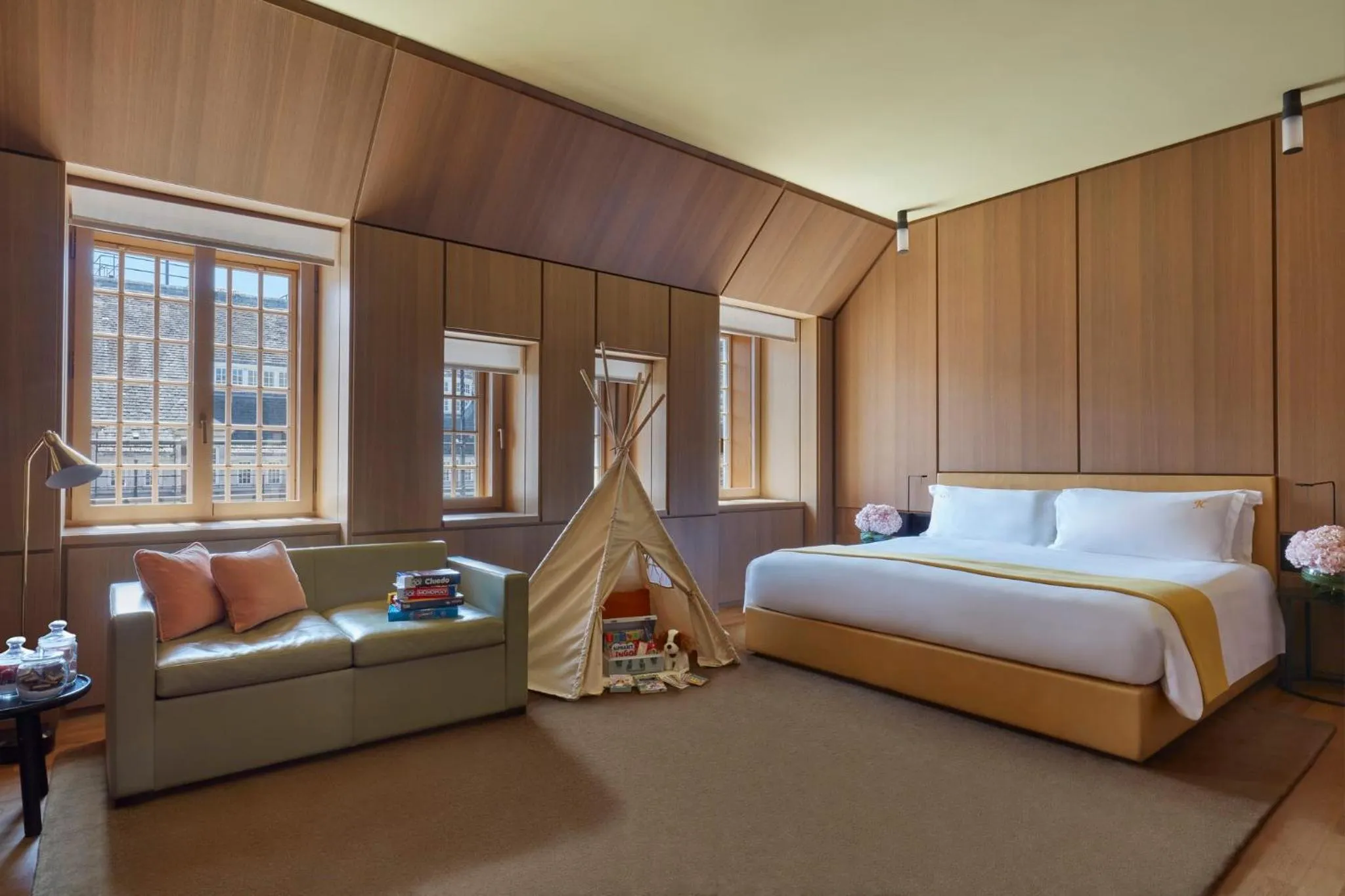 Photo of the whole room, Bed in Hotel Cafe Royal