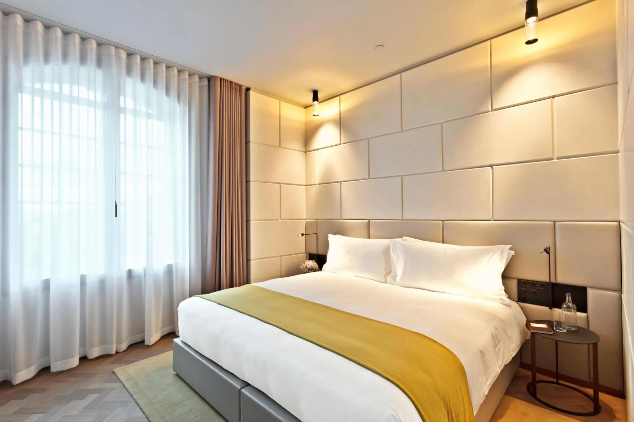 Photo of the whole room, Bed in Hotel Cafe Royal