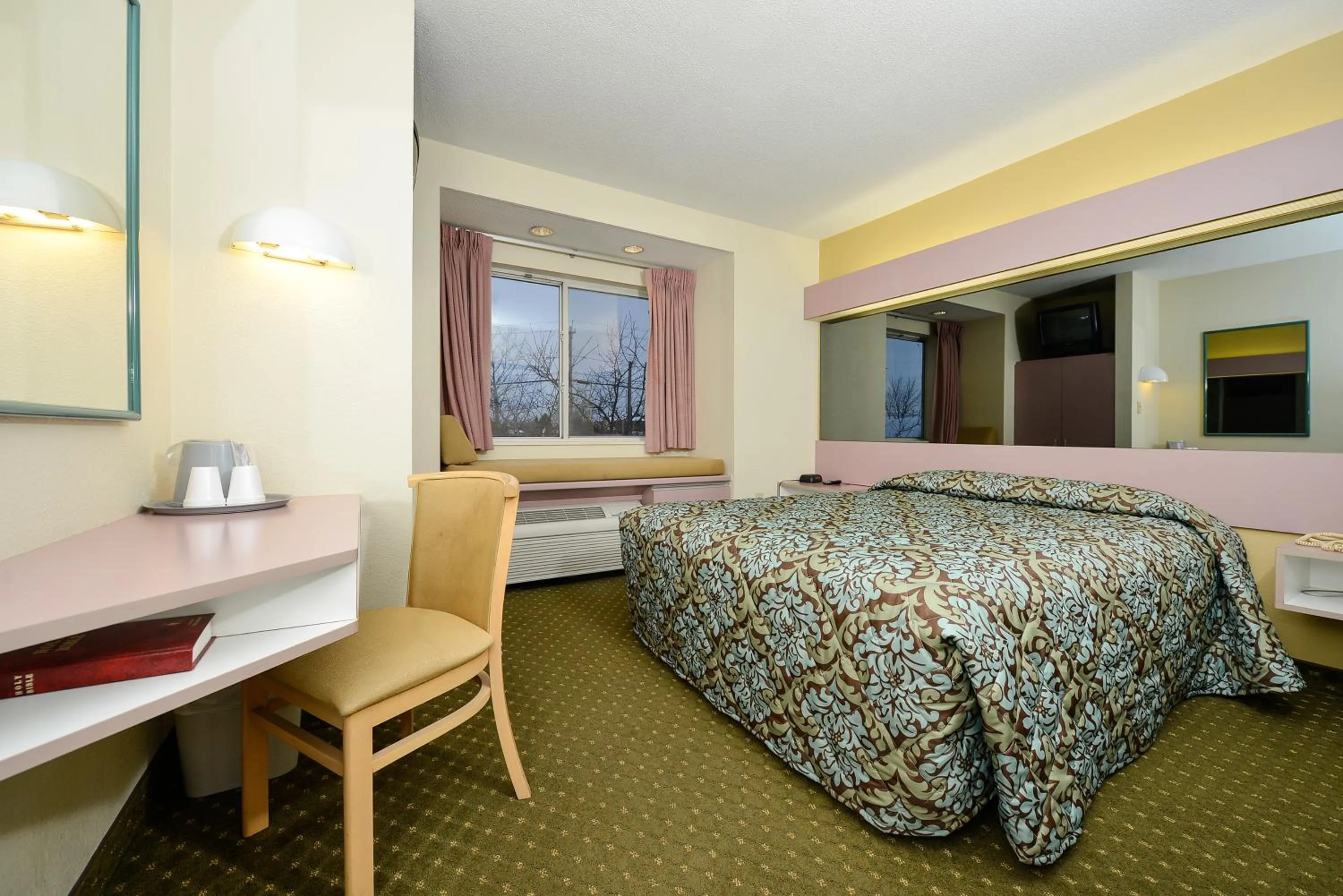 Bed in Americas Best Value Inn - East Syracuse