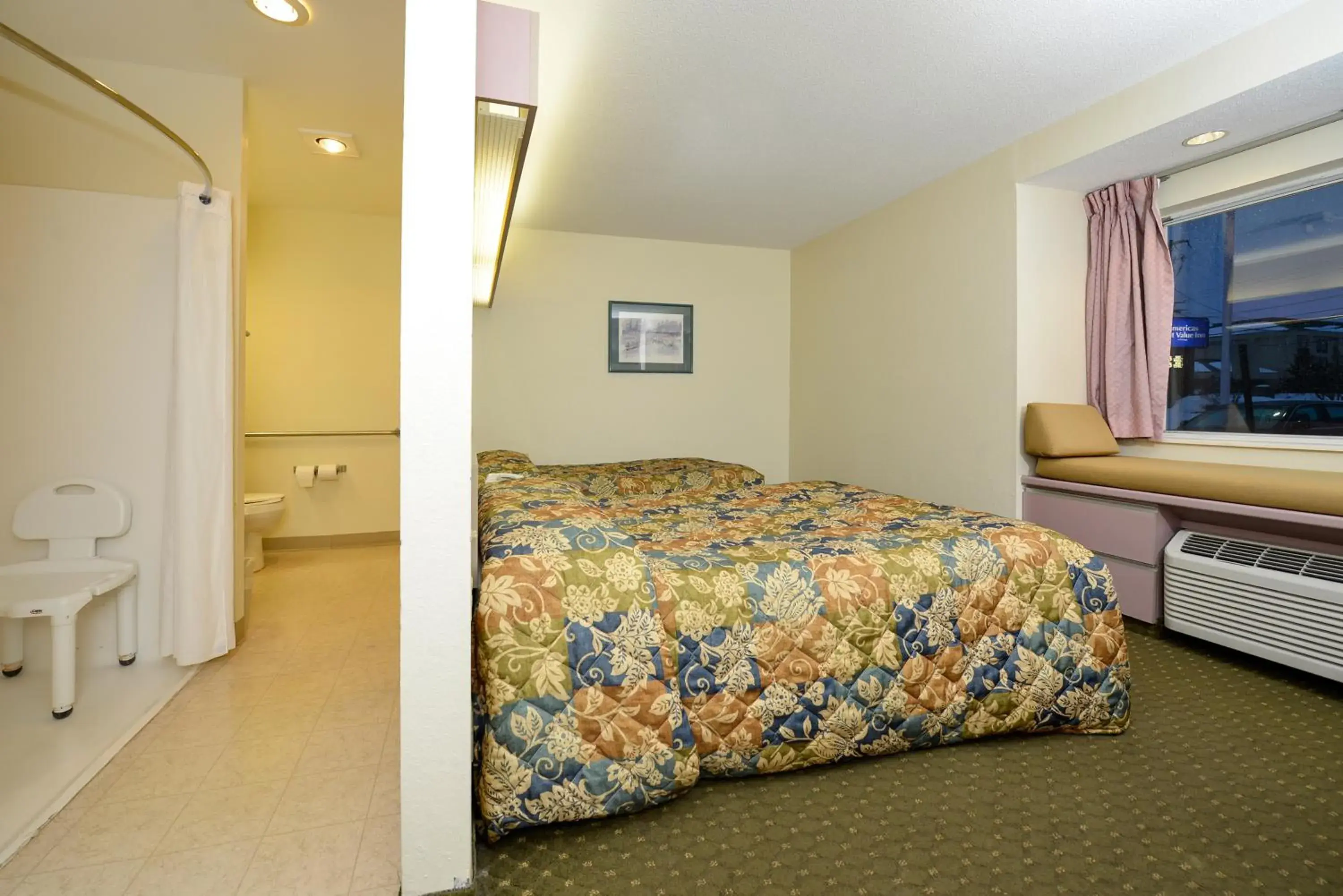 Bed in Americas Best Value Inn - East Syracuse Bed in Americas Best Value Inn - East Syracuse