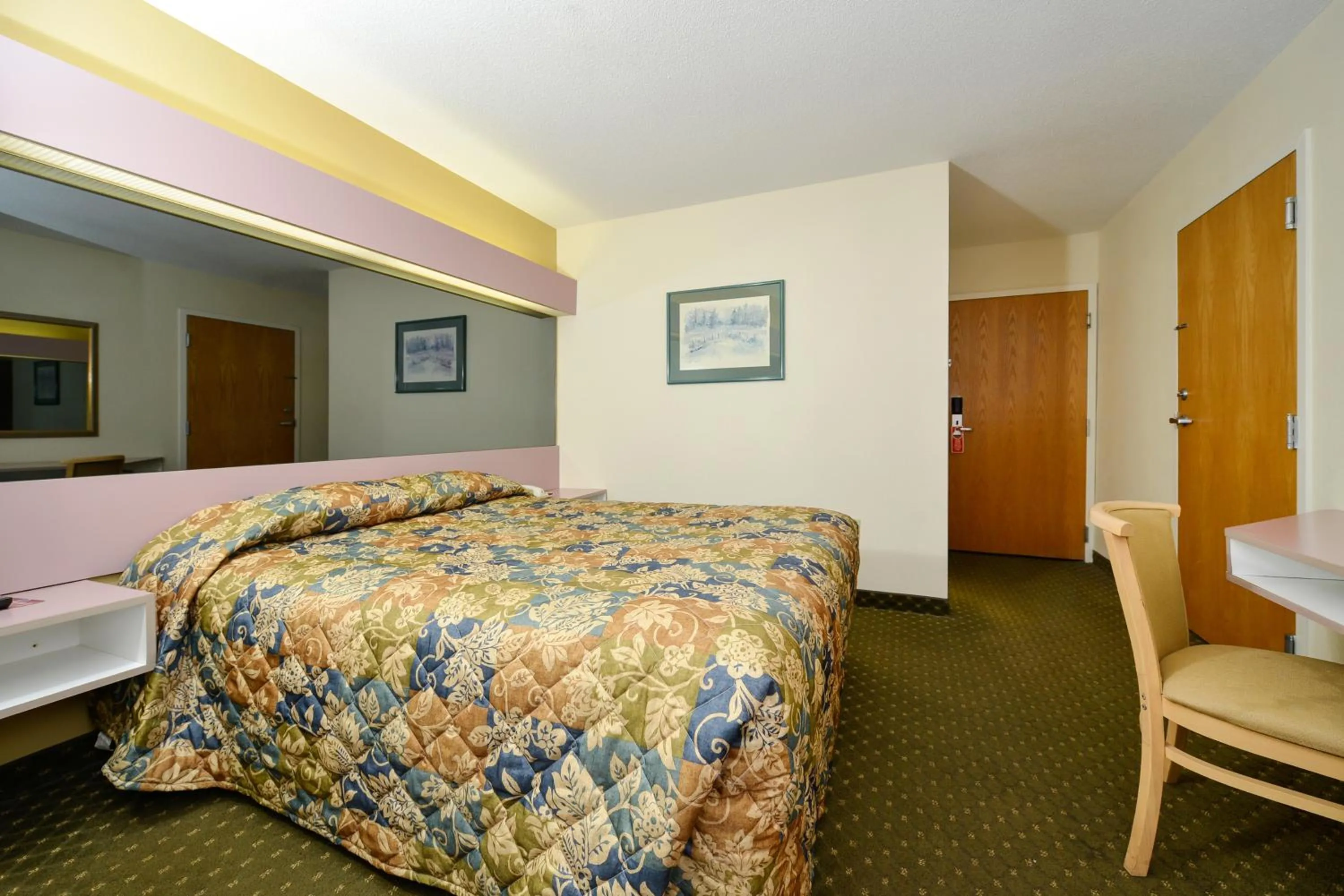 Bed in Americas Best Value Inn - East Syracuse
