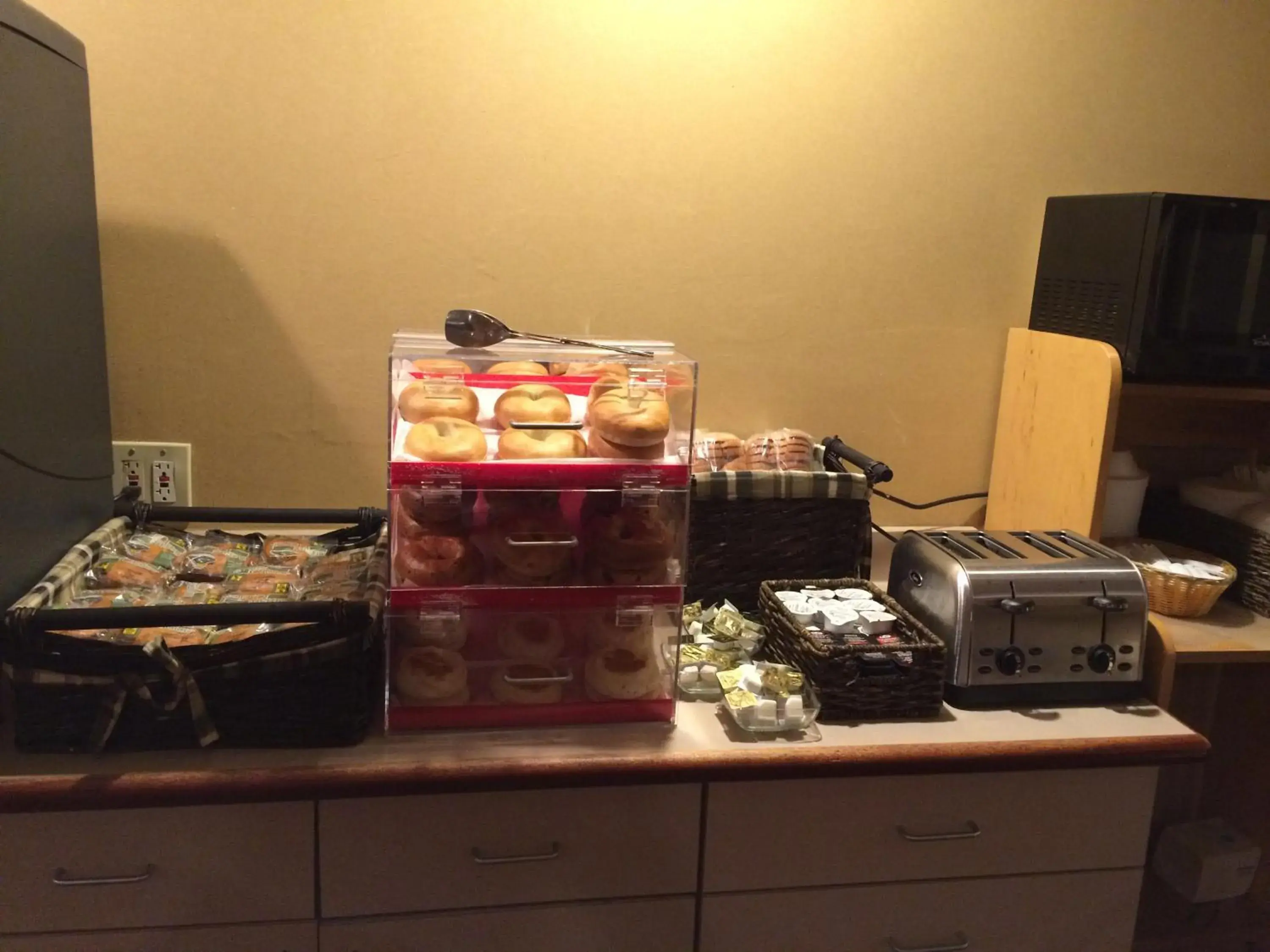 Breakfast in Americas Best Value Inn - East Syracuse Breakfast in Americas Best Value Inn - East Syracuse