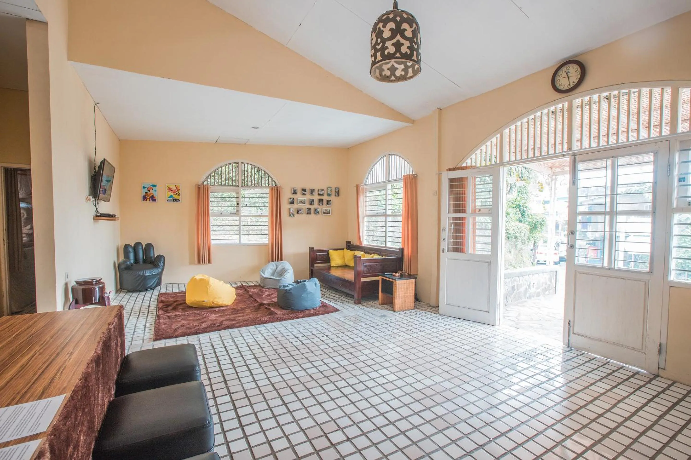 Communal lounge/ TV room in d'Oasis Mountain Resort